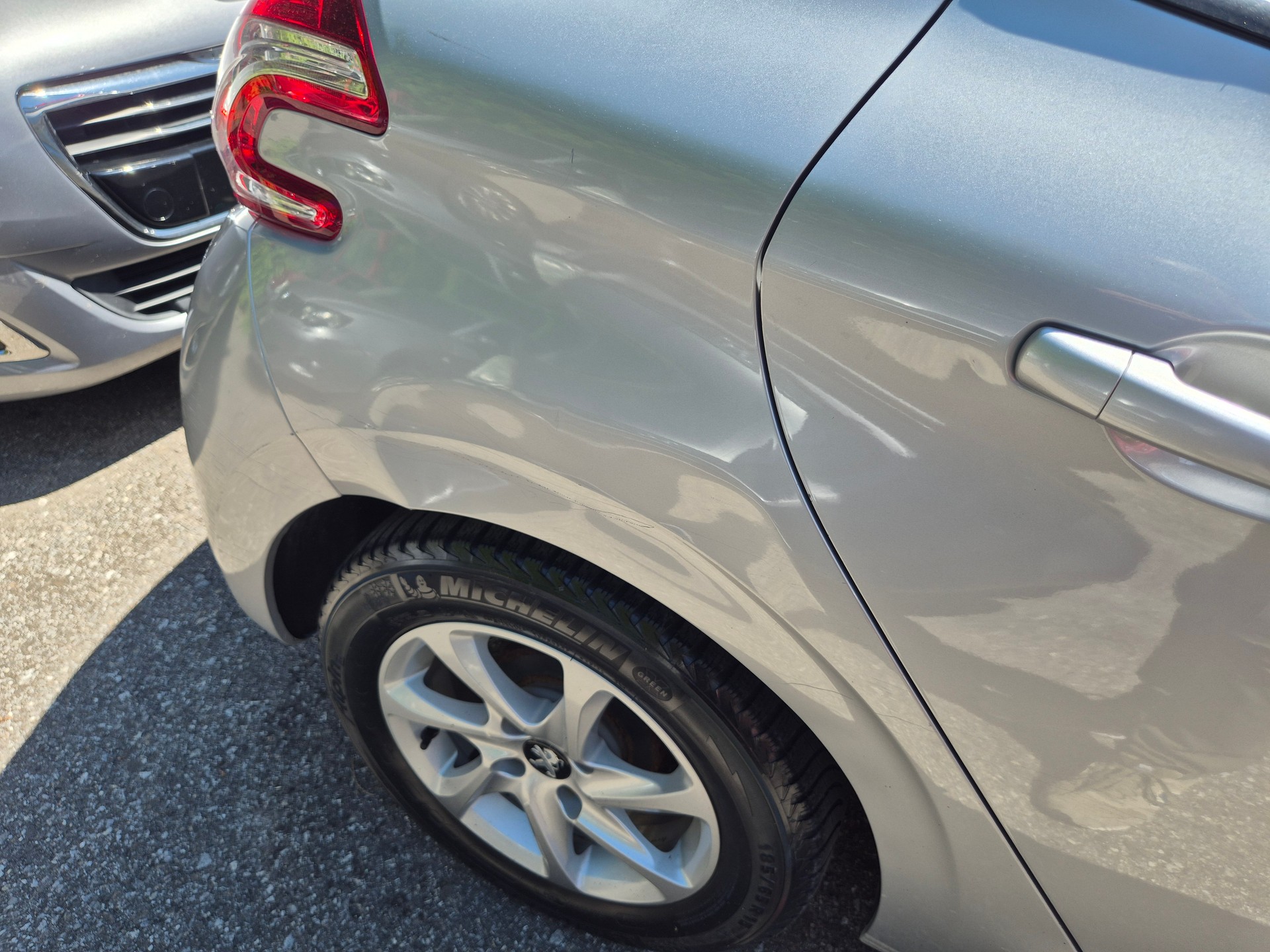 PEUGEOT 208 1.2 VTI Style-image-8