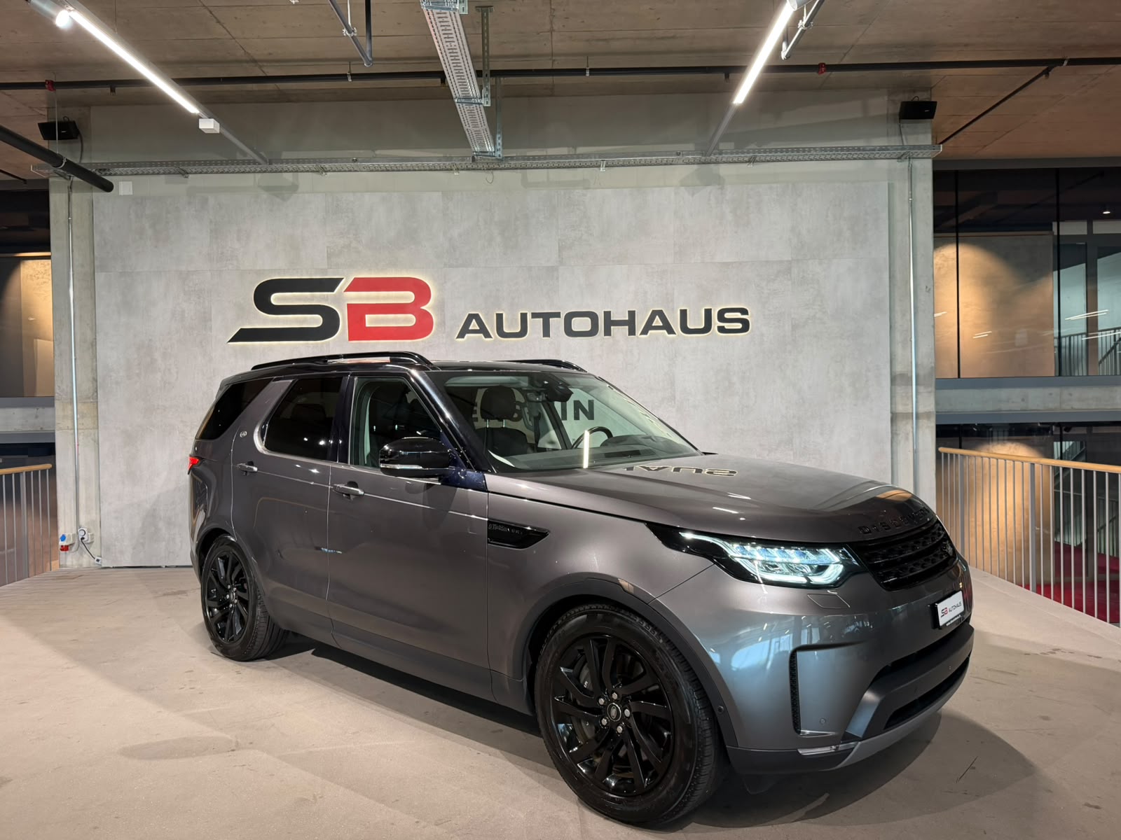 LAND ROVER Discovery 3.0 SDV6 HSE Luxury Automatic (CH) 7 PLATZ-image-4