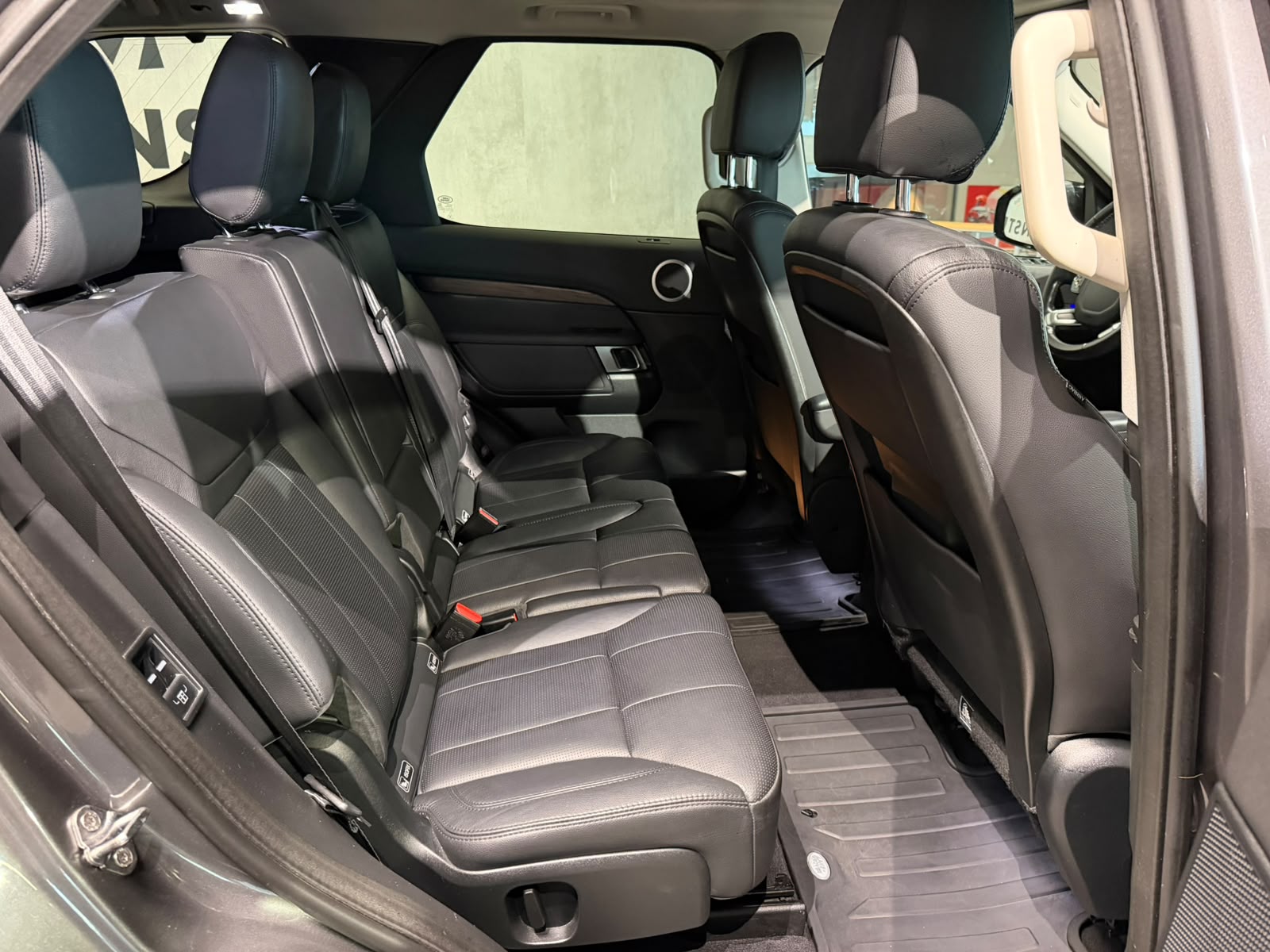 LAND ROVER Discovery 3.0 SDV6 HSE Luxury Automatic (CH) 7 PLATZ-image-17