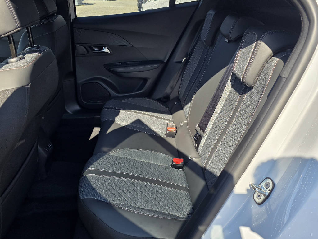PEUGEOT 2008 1.2 Hybrid 145 Allure Premium-image-5