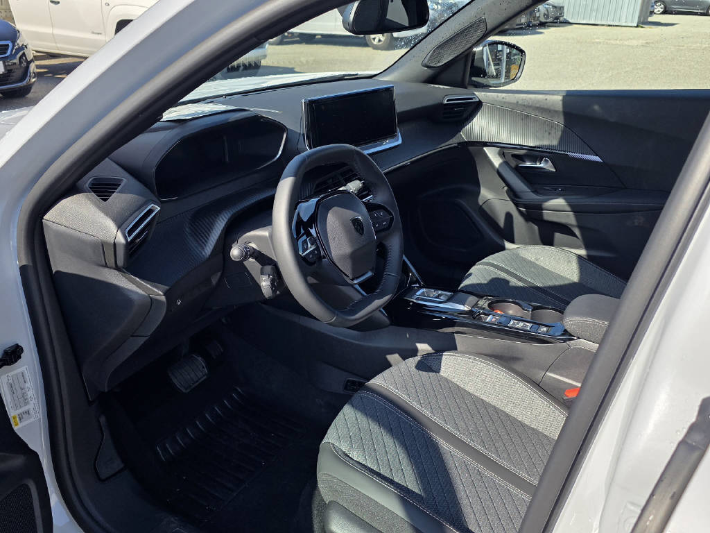 PEUGEOT 2008 1.2 Hybrid 145 Allure Premium-image-4