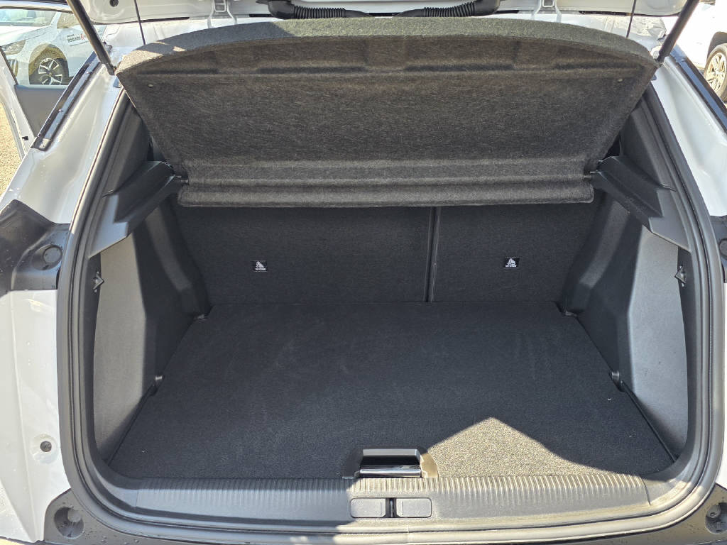 PEUGEOT 2008 1.2 Hybrid 145 Allure Premium-image-7