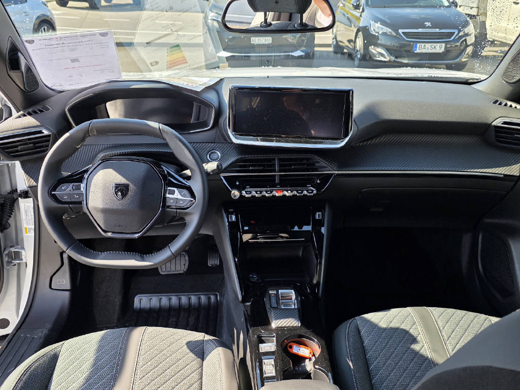 PEUGEOT 2008 1.2 Hybrid 145 Allure Premium-image-6