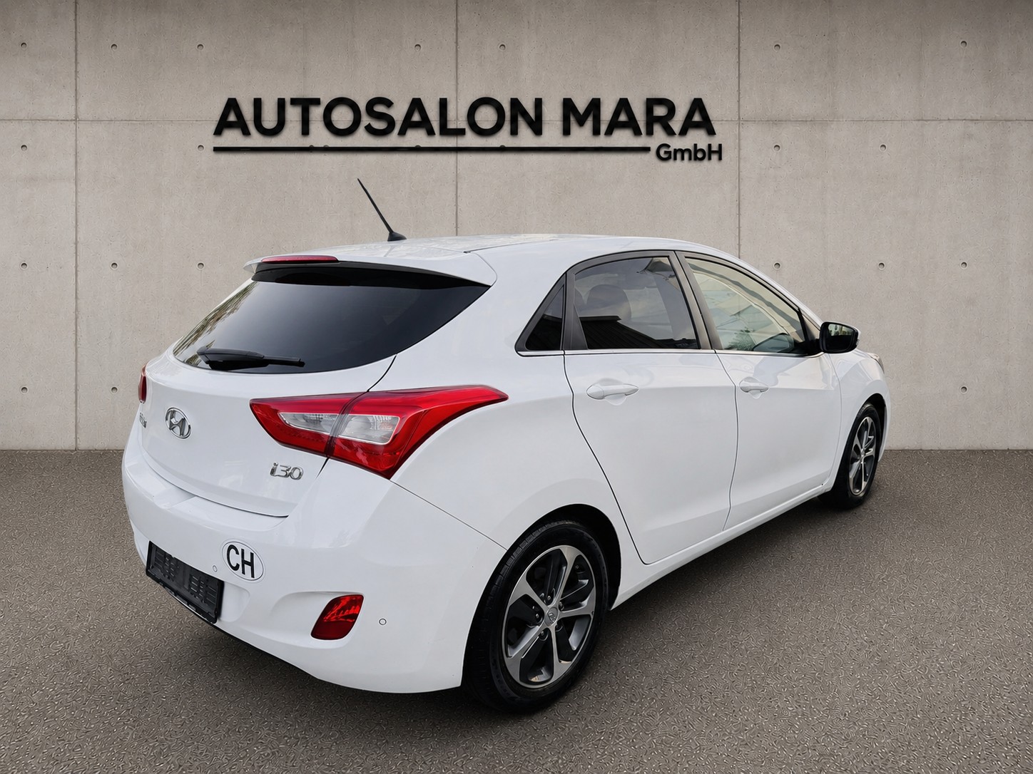 HYUNDAI i30 1.6 CRDi Amplia mit Standheizung-image-5