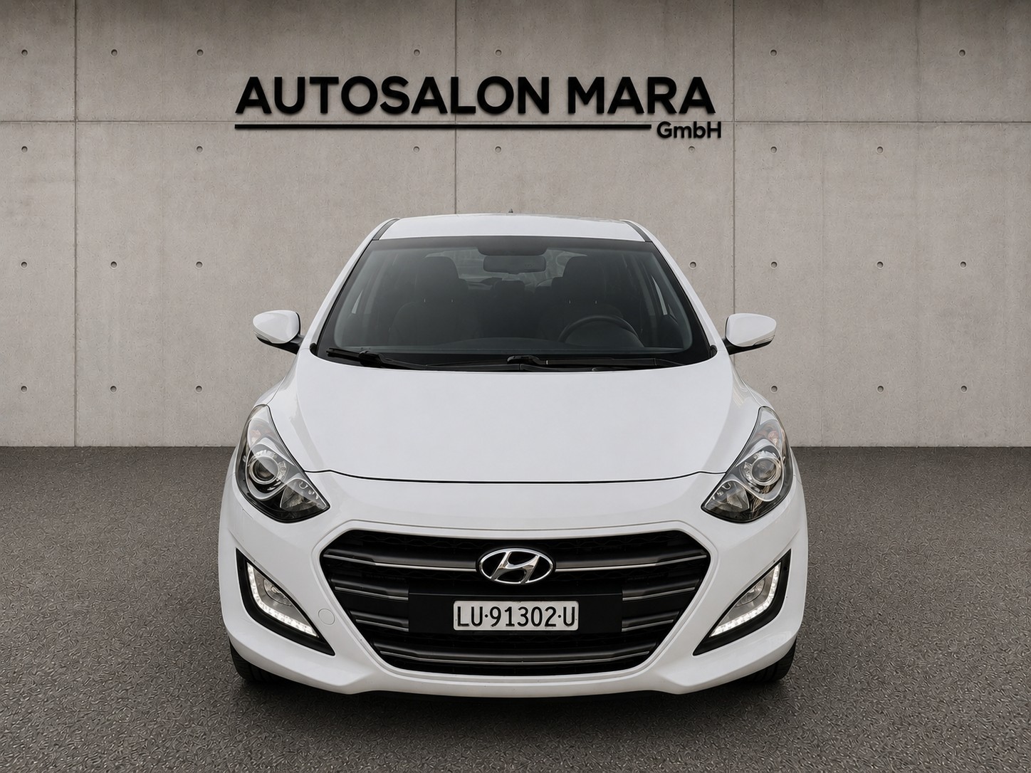 HYUNDAI i30 1.6 CRDi Amplia mit Standheizung-image-8