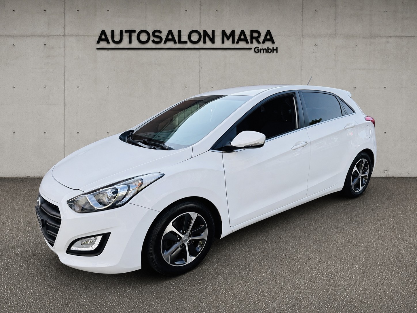HYUNDAI i30 1.6 CRDi Amplia mit Standheizung-image-0