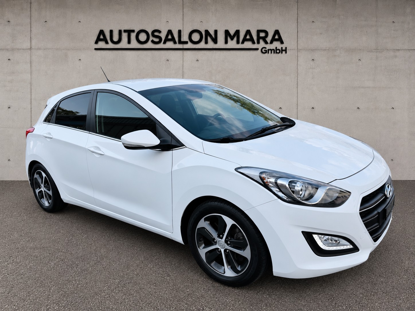 HYUNDAI i30 1.6 CRDi Amplia mit Standheizung-image-7