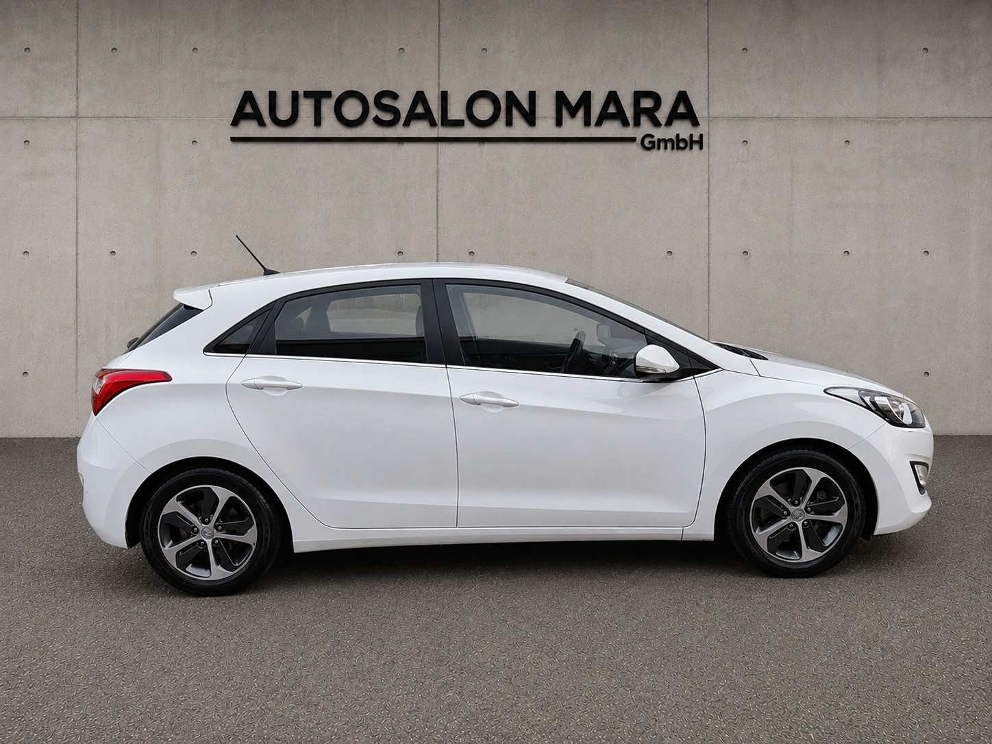 HYUNDAI i30 1.6 CRDi Amplia mit Standheizung-image-6