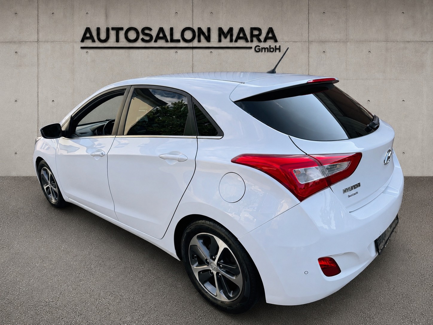 HYUNDAI i30 1.6 CRDi Amplia mit Standheizung-image-3