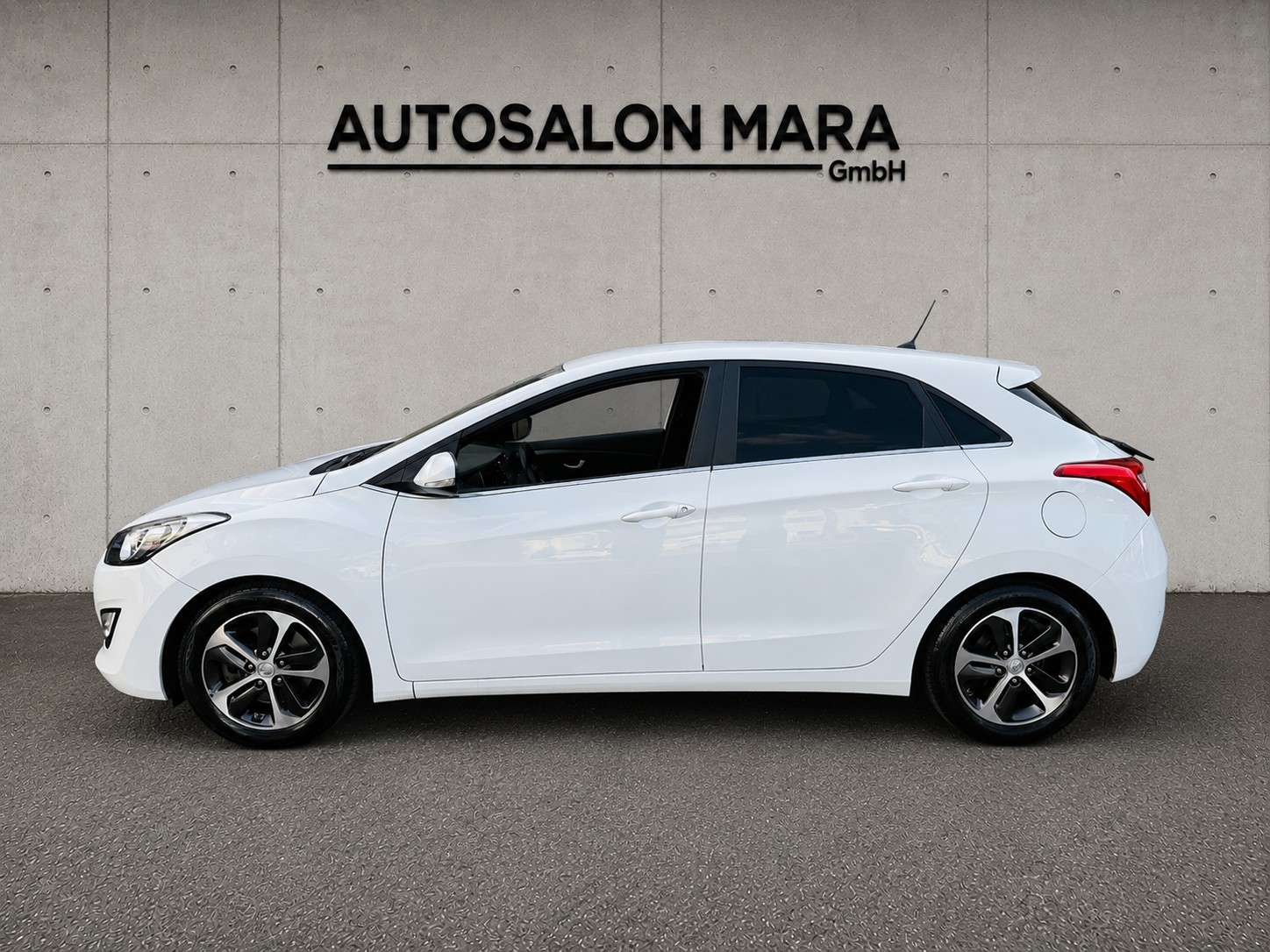 HYUNDAI i30 1.6 CRDi Amplia mit Standheizung-image-1