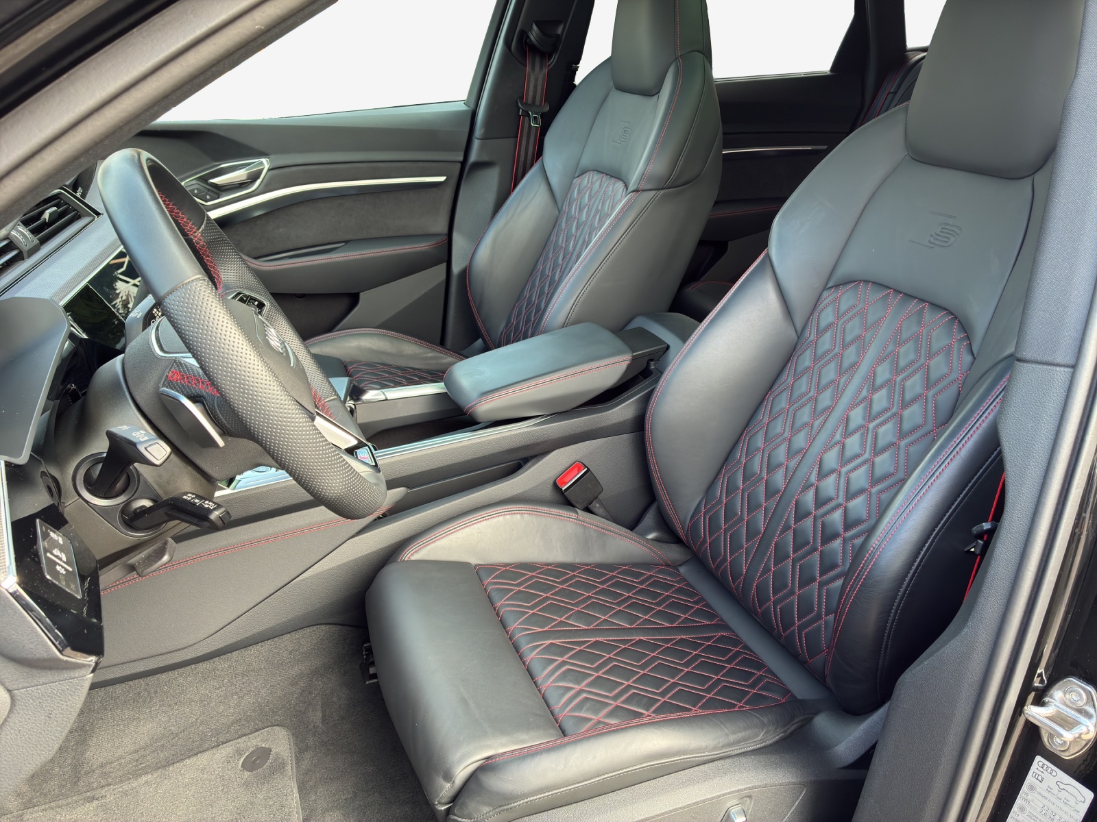AUDI Q8 55 e-tron Black Edition quattro-image-8