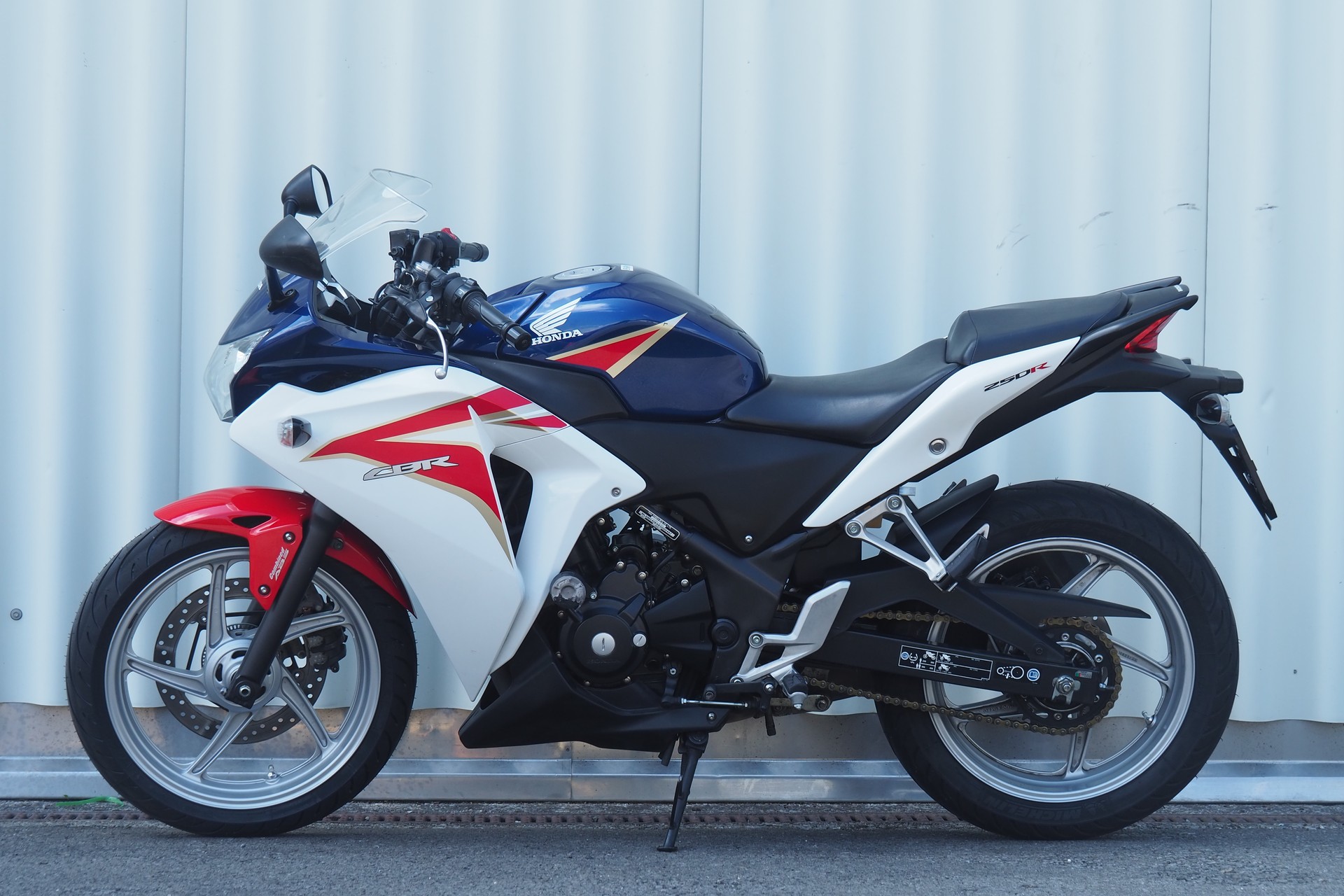HONDA CBR 250 RA-showroom-element-1