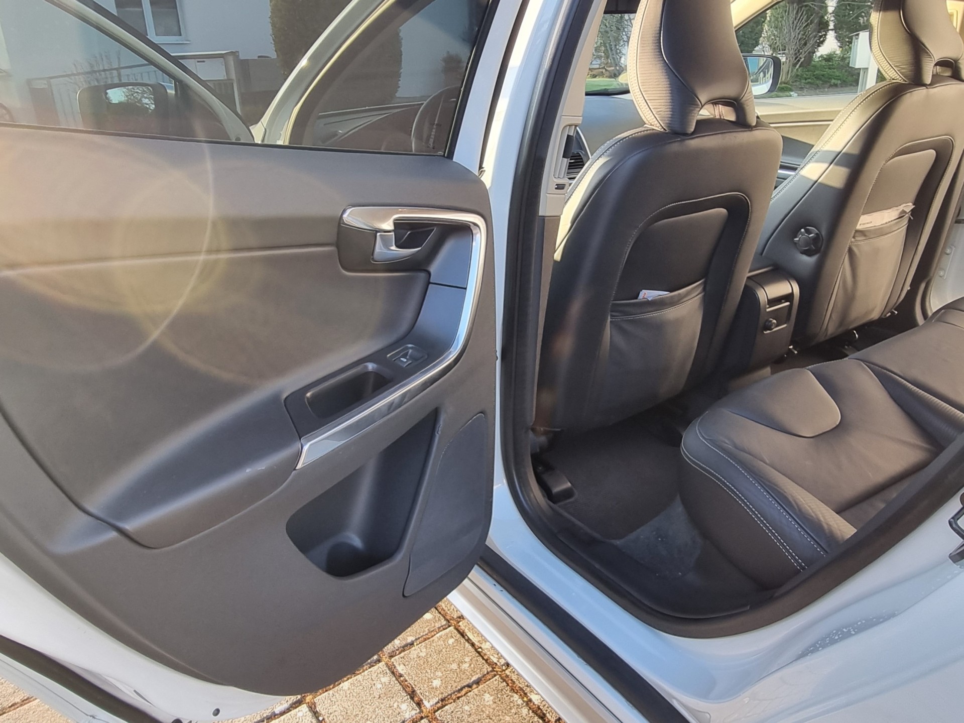 VOLVO XC60 2.4 D5 R-Design AWD-image-15