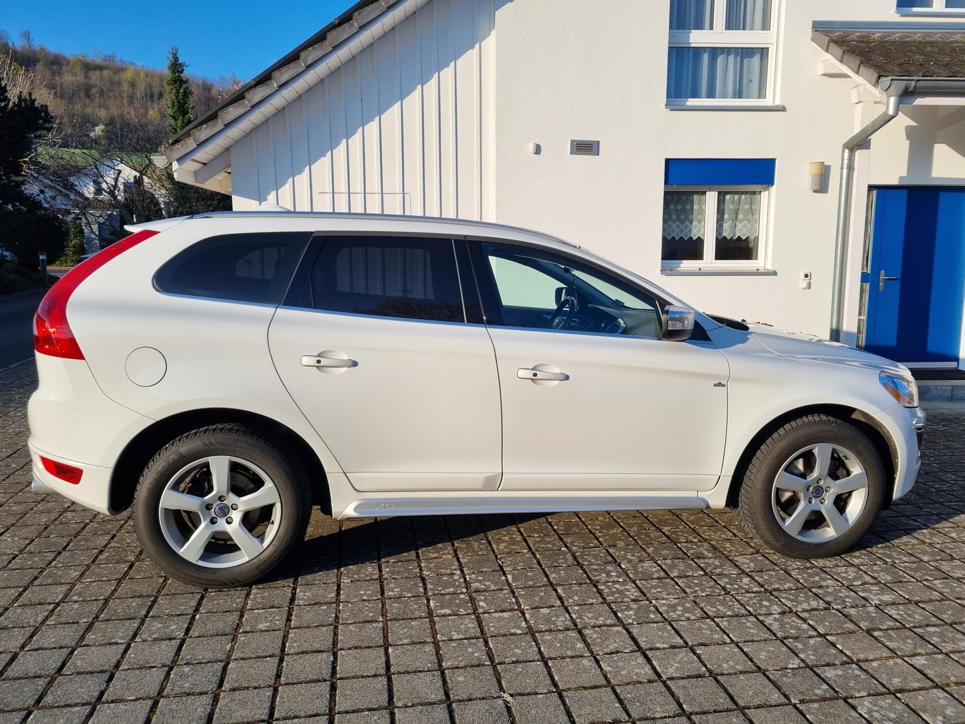 VOLVO XC60 2.4 D5 R-Design AWD-image-2
