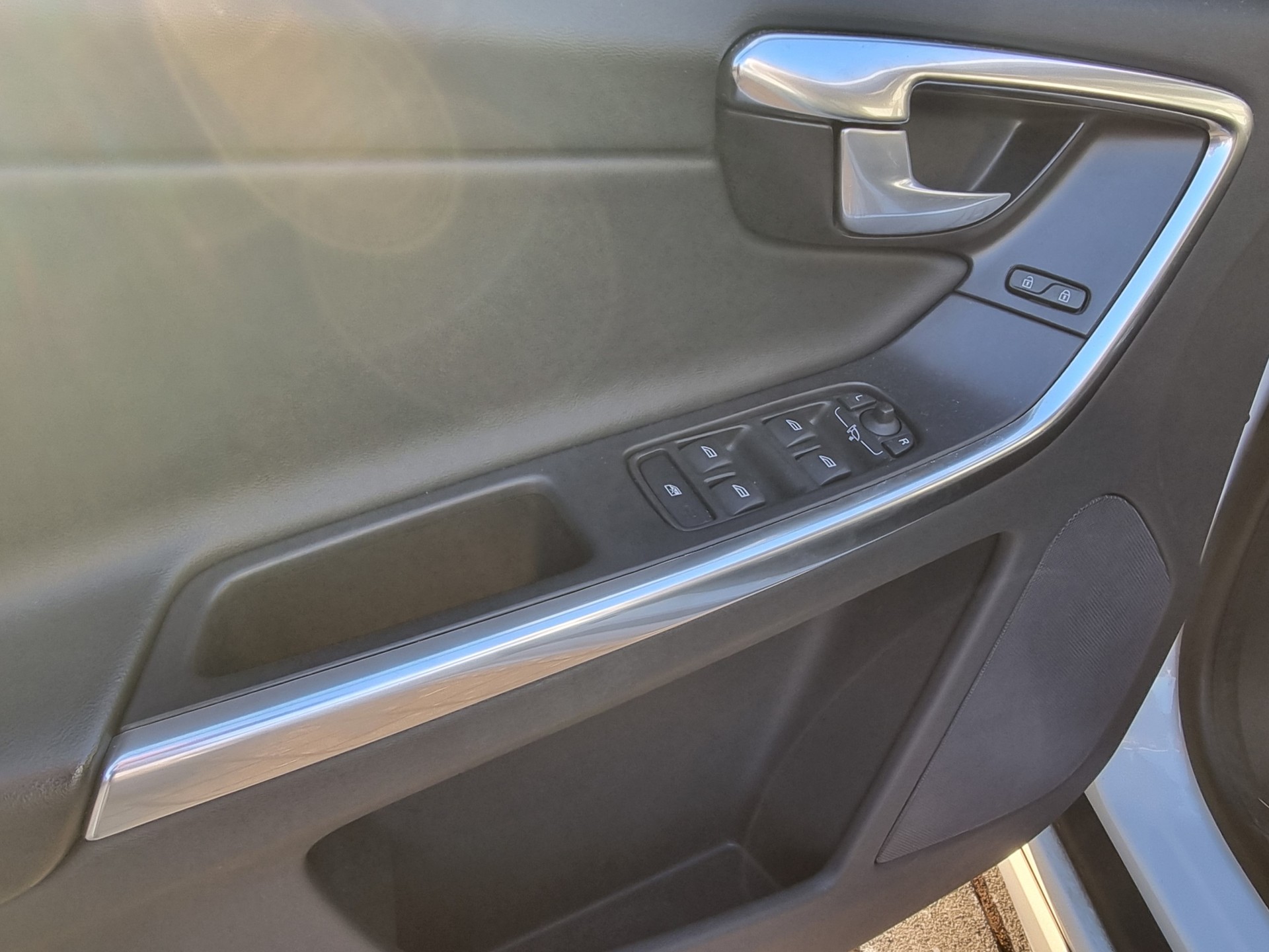 VOLVO XC60 2.4 D5 R-Design AWD-image-18