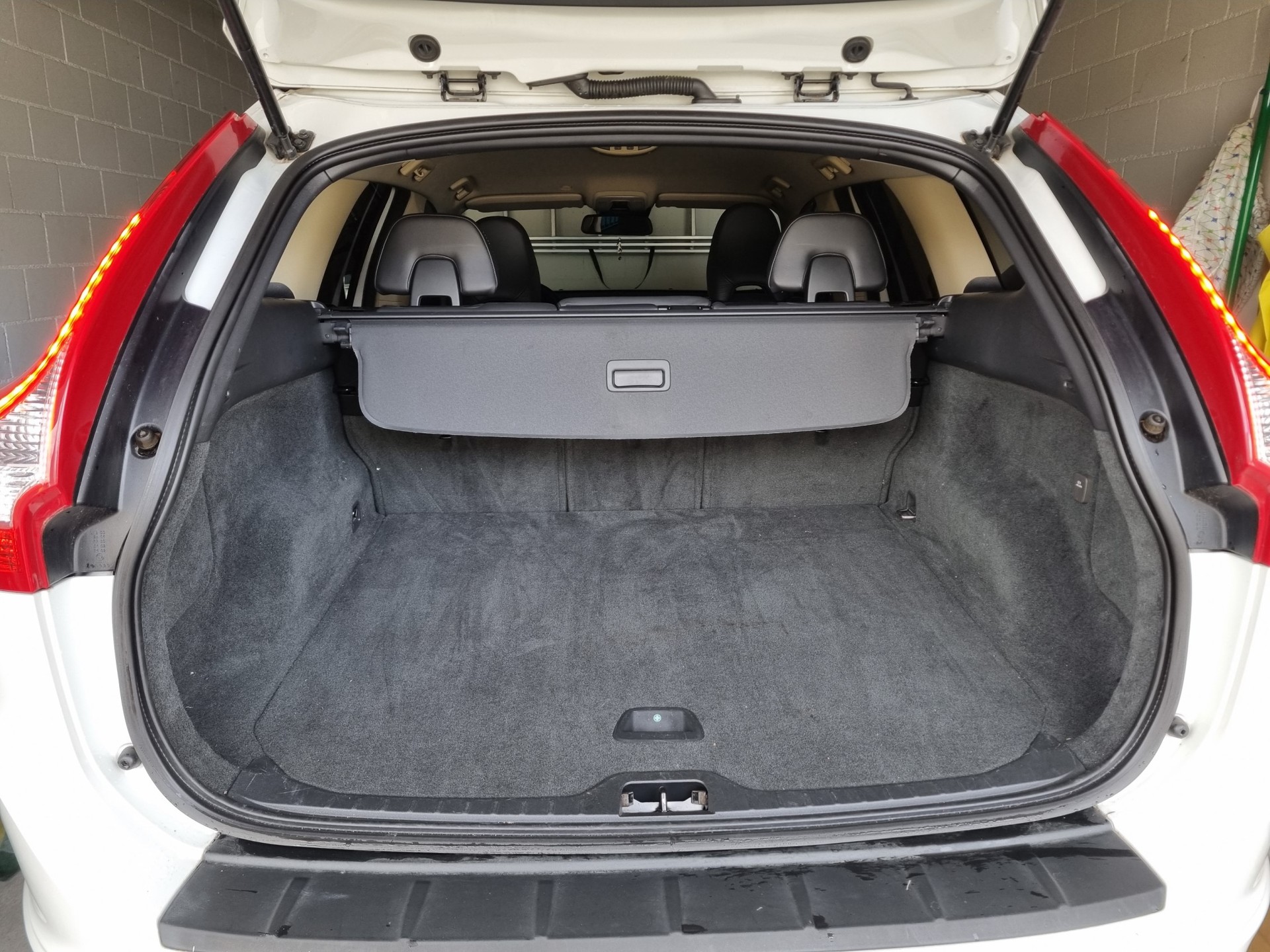 VOLVO XC60 2.4 D5 R-Design AWD-image-5