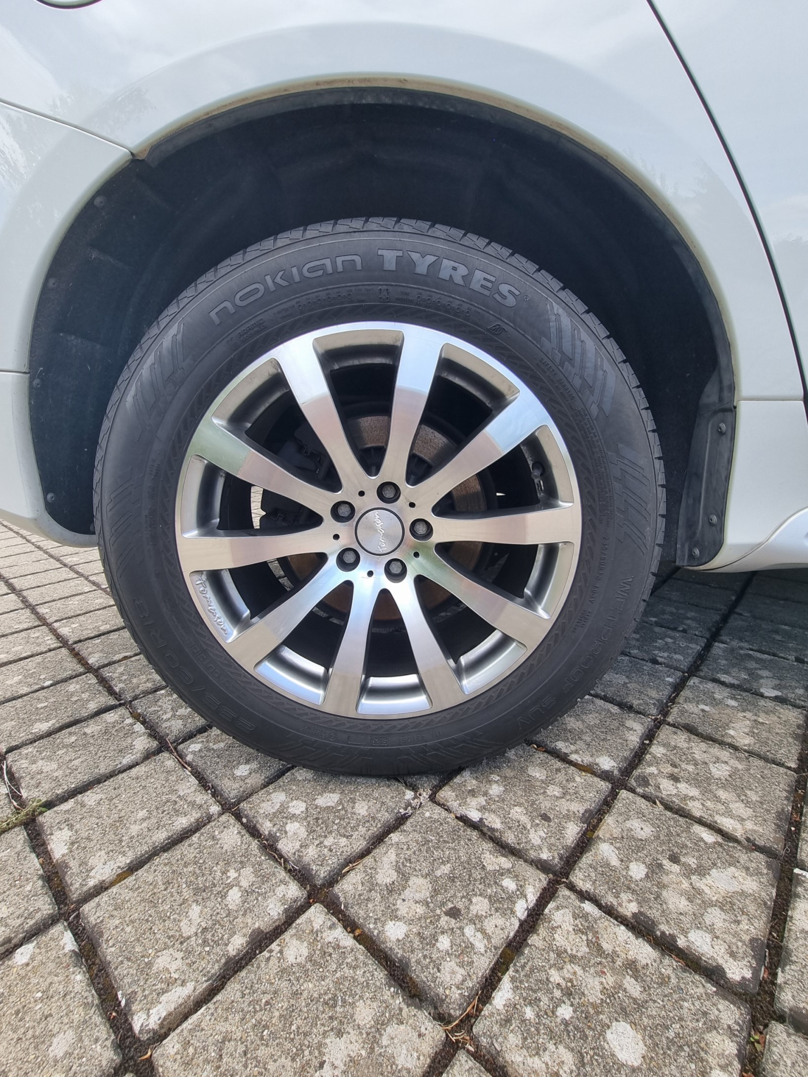 VOLVO XC60 2.4 D5 R-Design AWD-image-19
