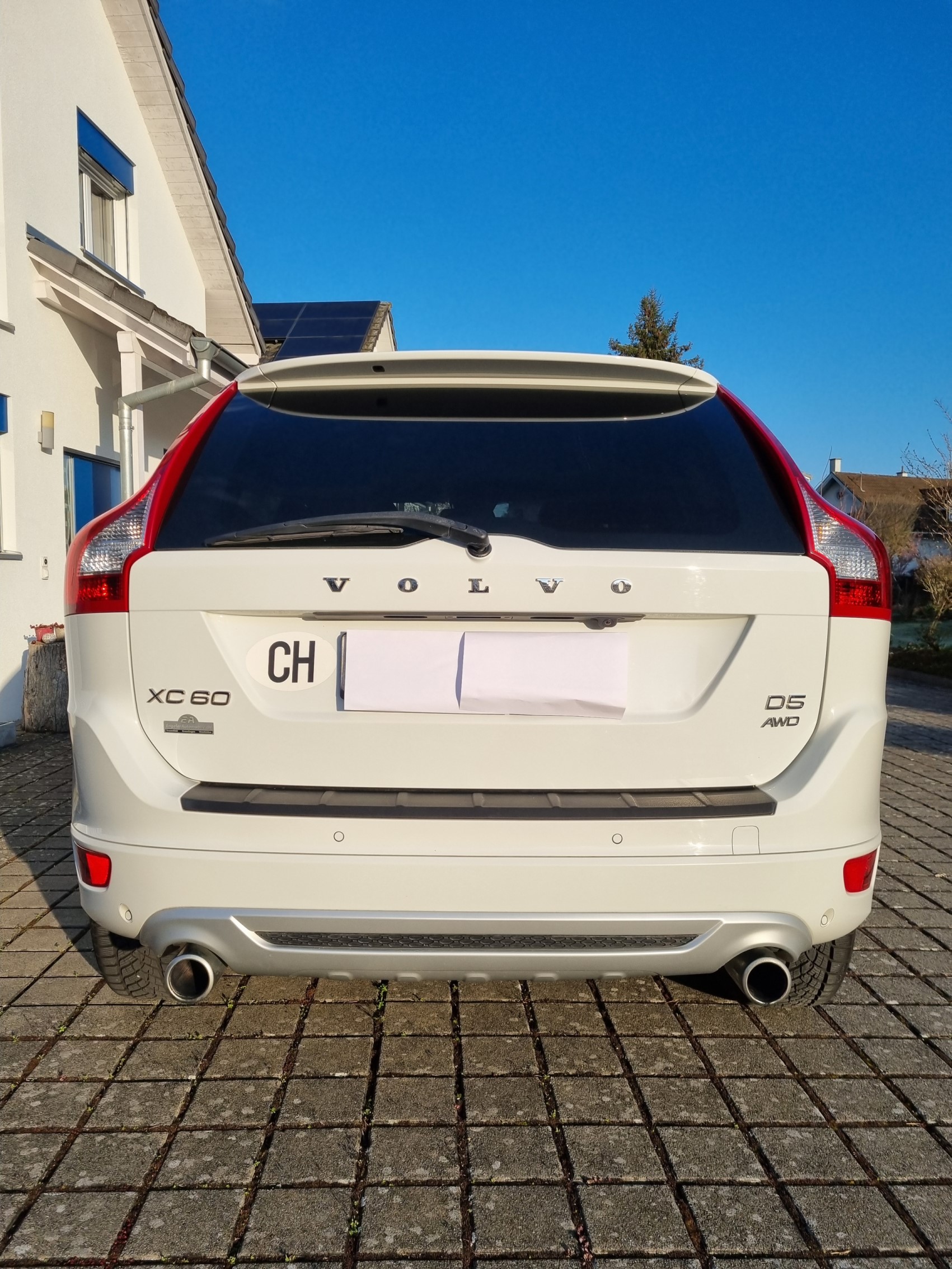 VOLVO XC60 2.4 D5 R-Design AWD-image-4