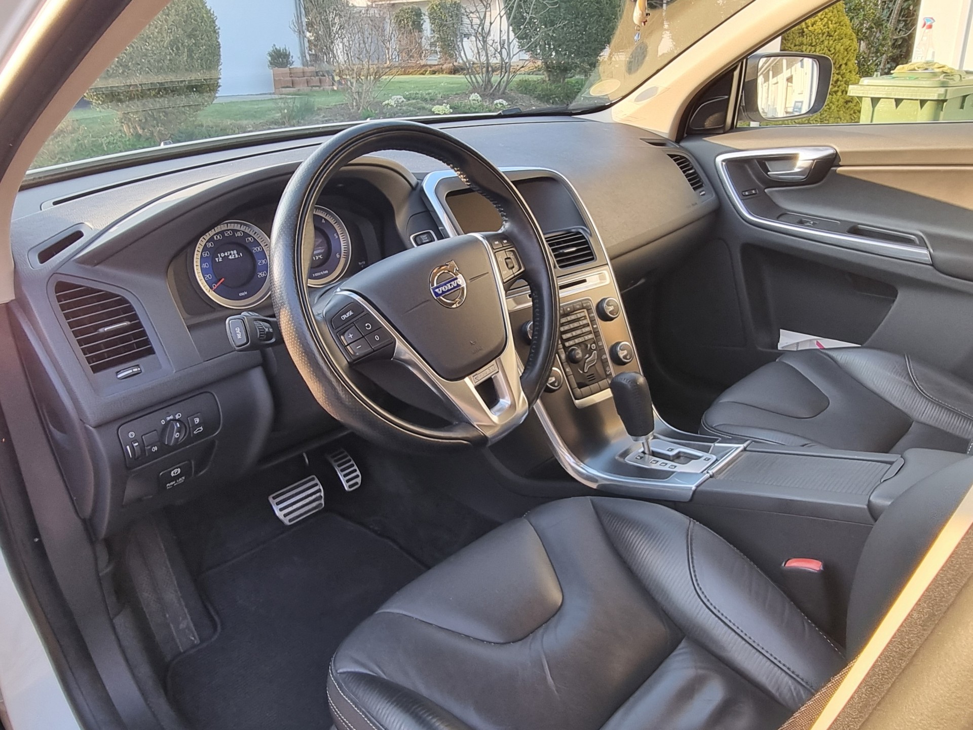 VOLVO XC60 2.4 D5 R-Design AWD-image-13