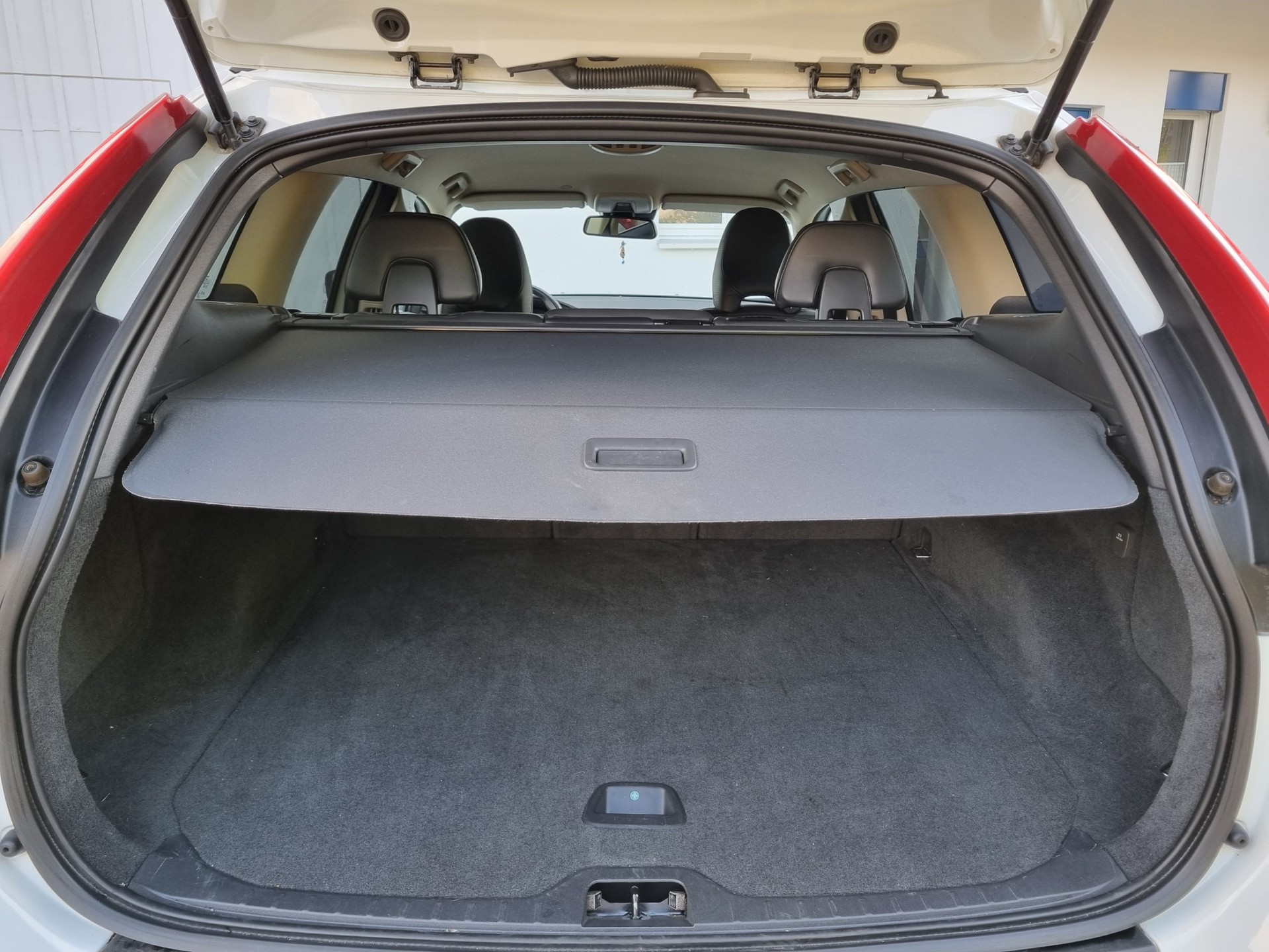 VOLVO XC60 2.4 D5 R-Design AWD-image-6