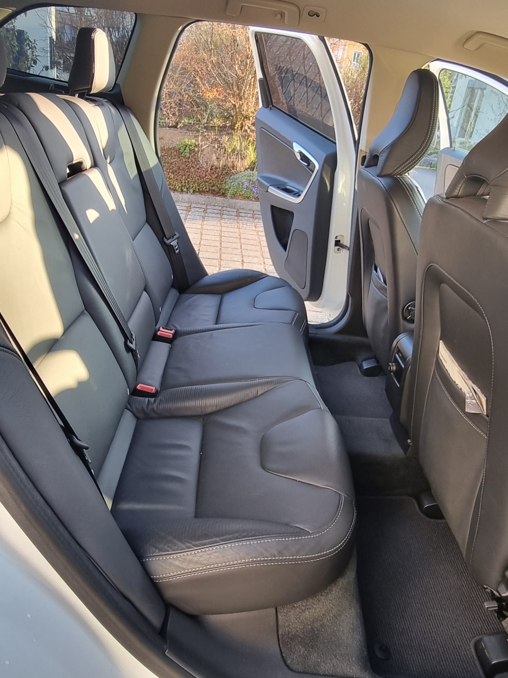 VOLVO XC60 2.4 D5 R-Design AWD-image-14