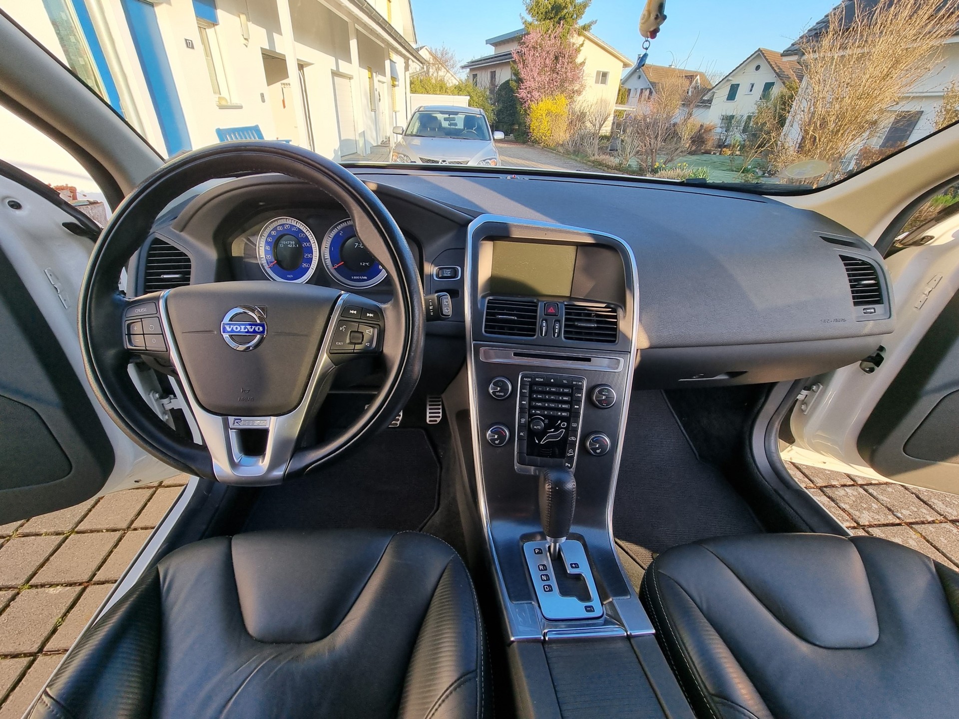 VOLVO XC60 2.4 D5 R-Design AWD-image-8