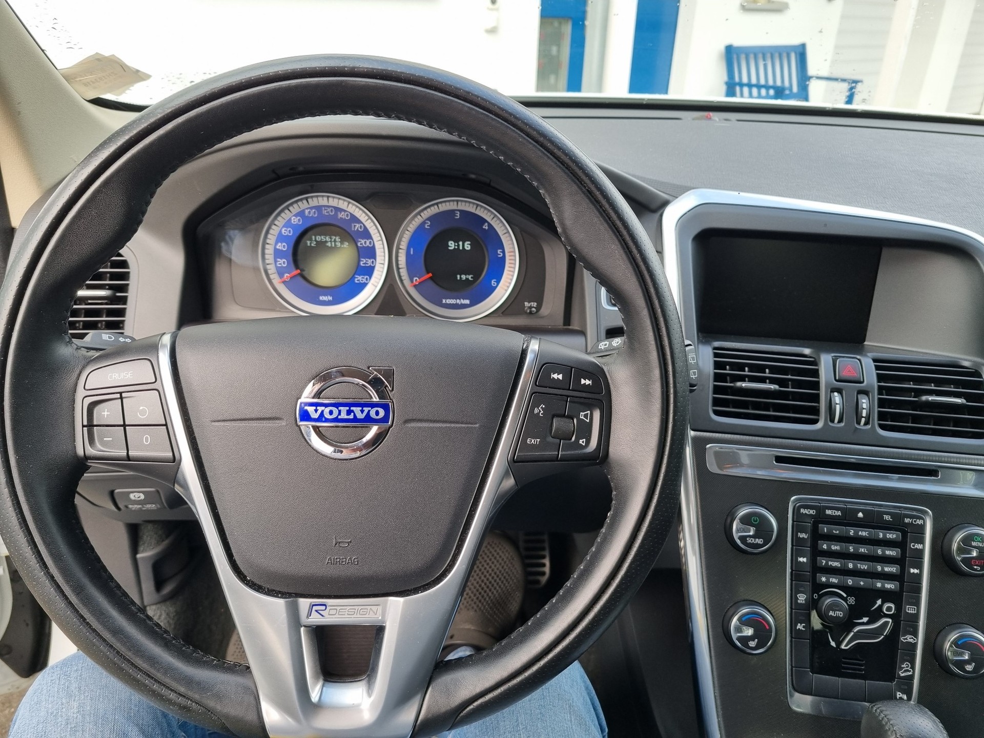 VOLVO XC60 2.4 D5 R-Design AWD-image-7