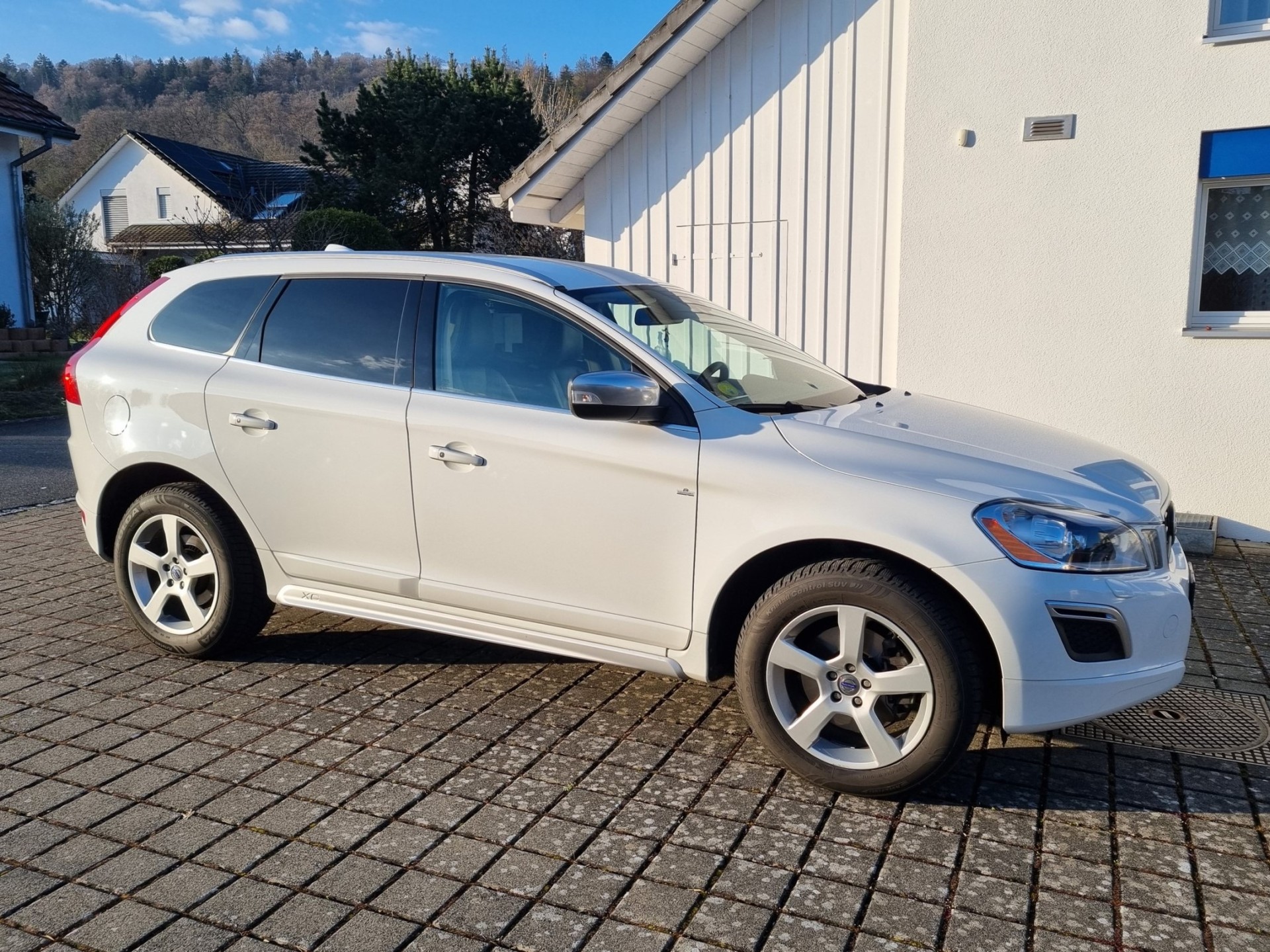 VOLVO XC60 2.4 D5 R-Design AWD-image-0
