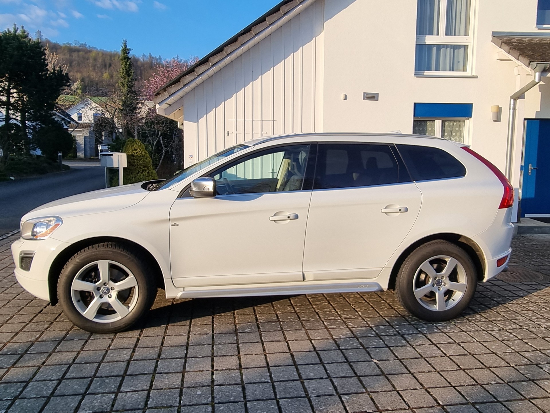 VOLVO XC60 2.4 D5 R-Design AWD-image-1