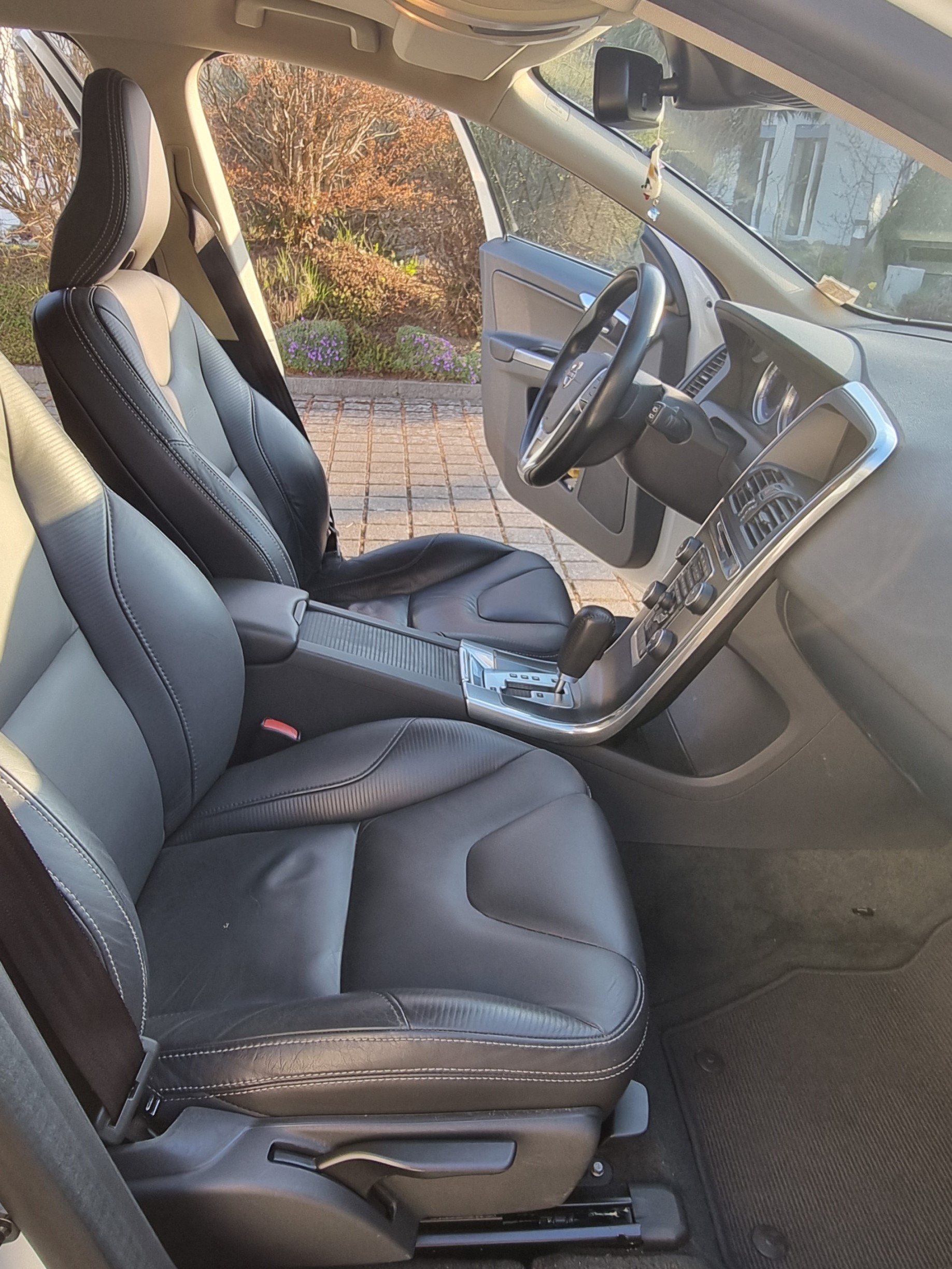VOLVO XC60 2.4 D5 R-Design AWD-image-12