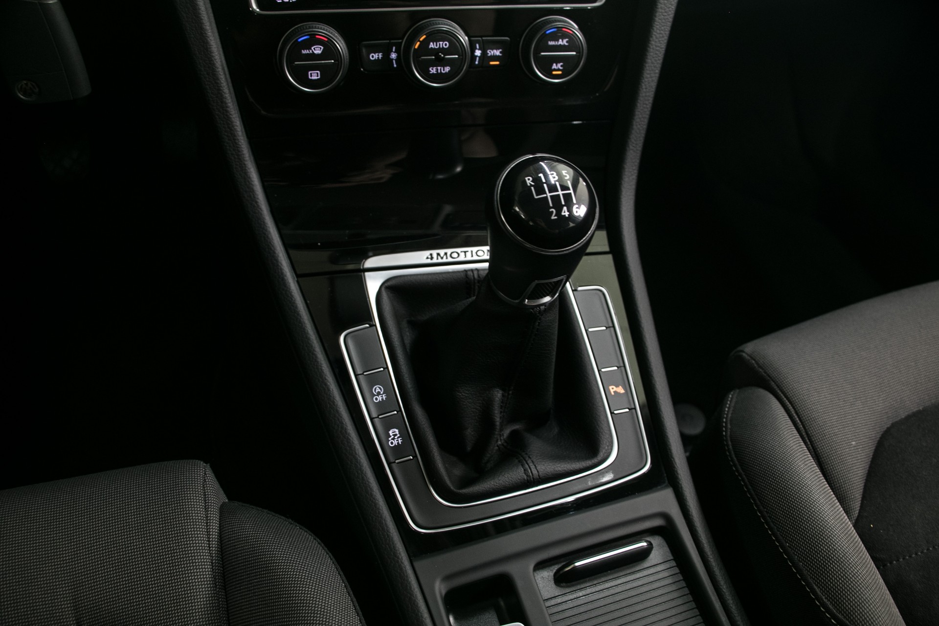 VW Golf 2.0 TDI Highline 4Motion-image-8