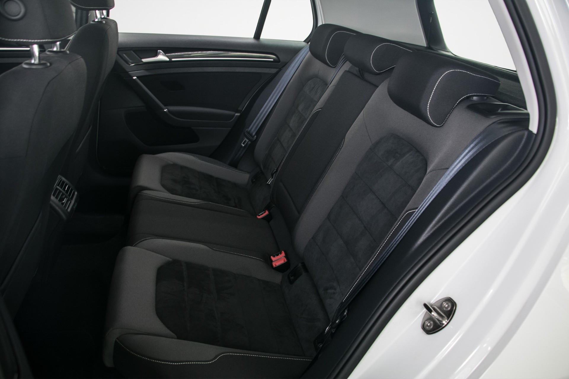VW Golf 2.0 TDI Highline 4Motion-image-12