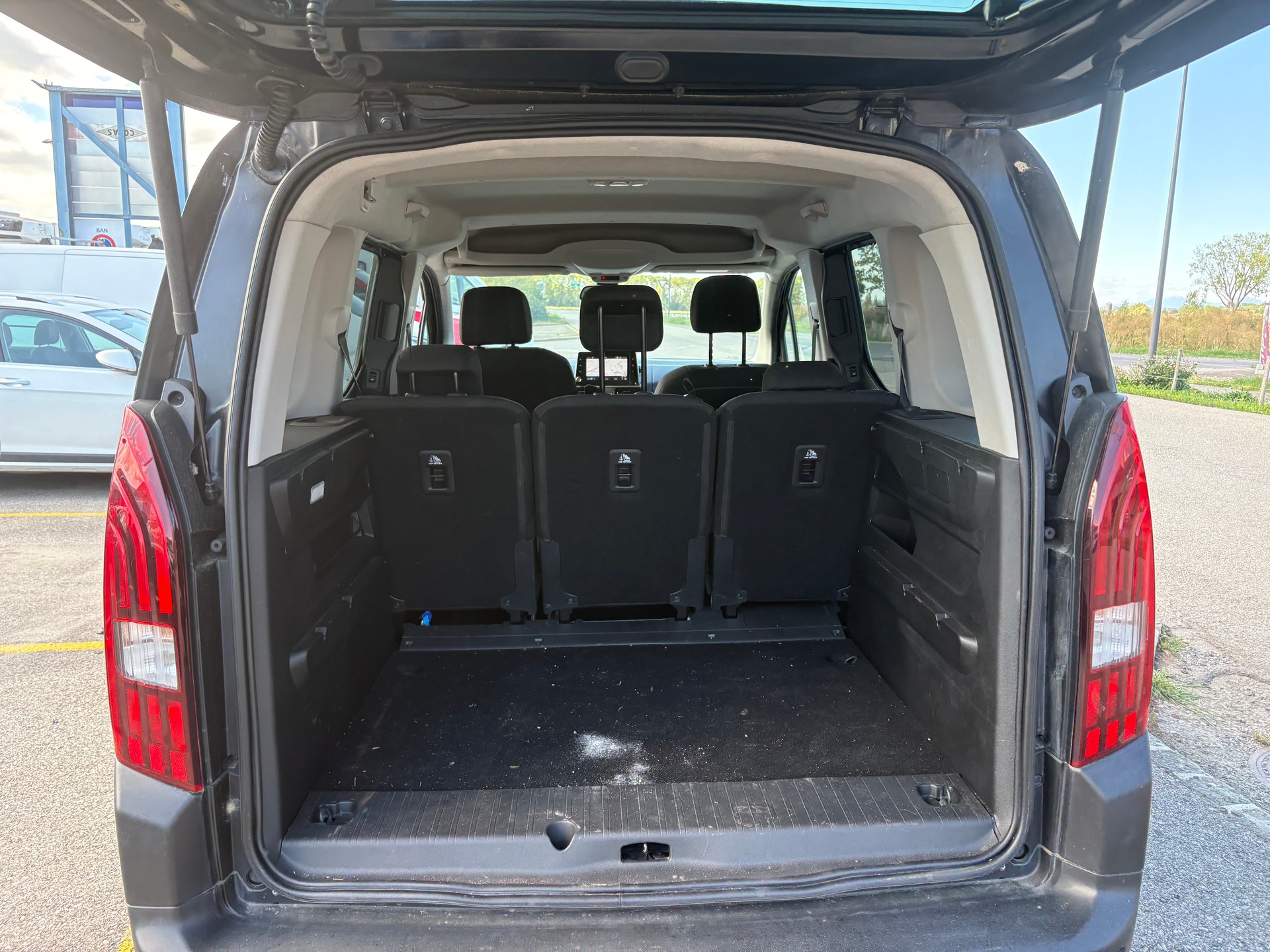 PEUGEOT Rifter 1.2 PureTech Allure EAT8-image-14