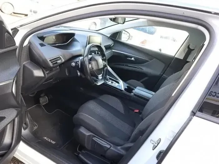 PEUGEOT 5008 1.5 BlueHDi Business Line EAT ** MIT AHK ** RF-Kamera ** G.Navi ** Frisch Ab MFK **-image-9