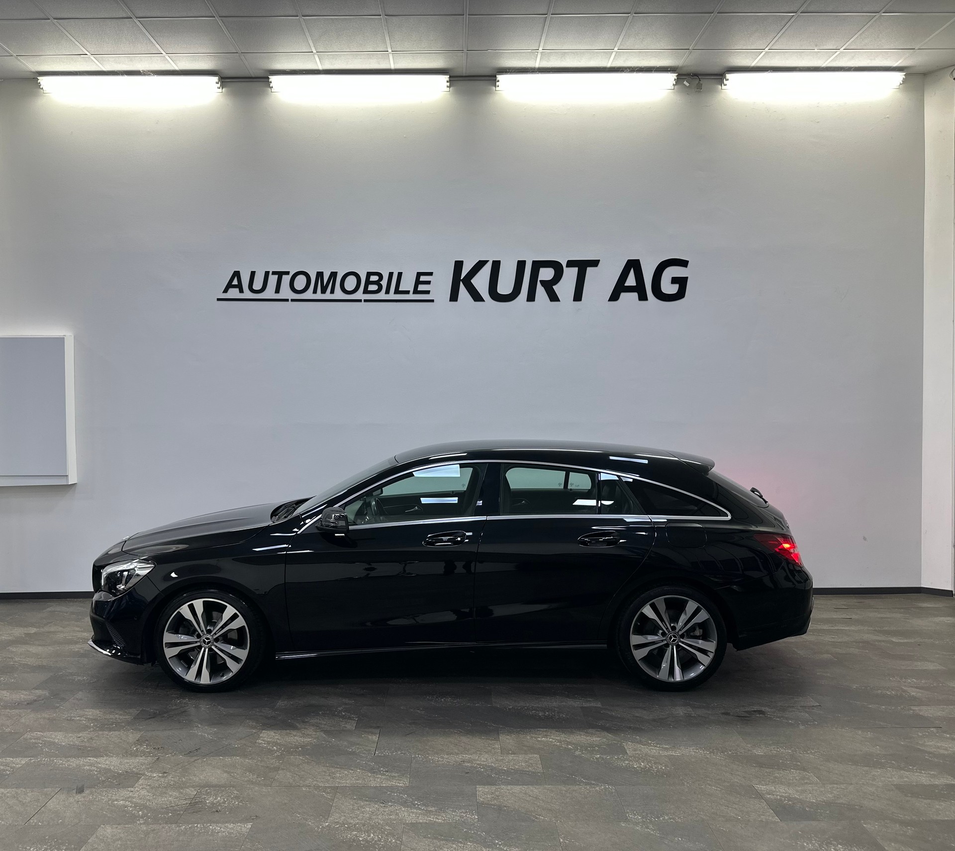 MERCEDES-BENZ CLA Shooting Brake 250 Urban 7G-DCT-image-2