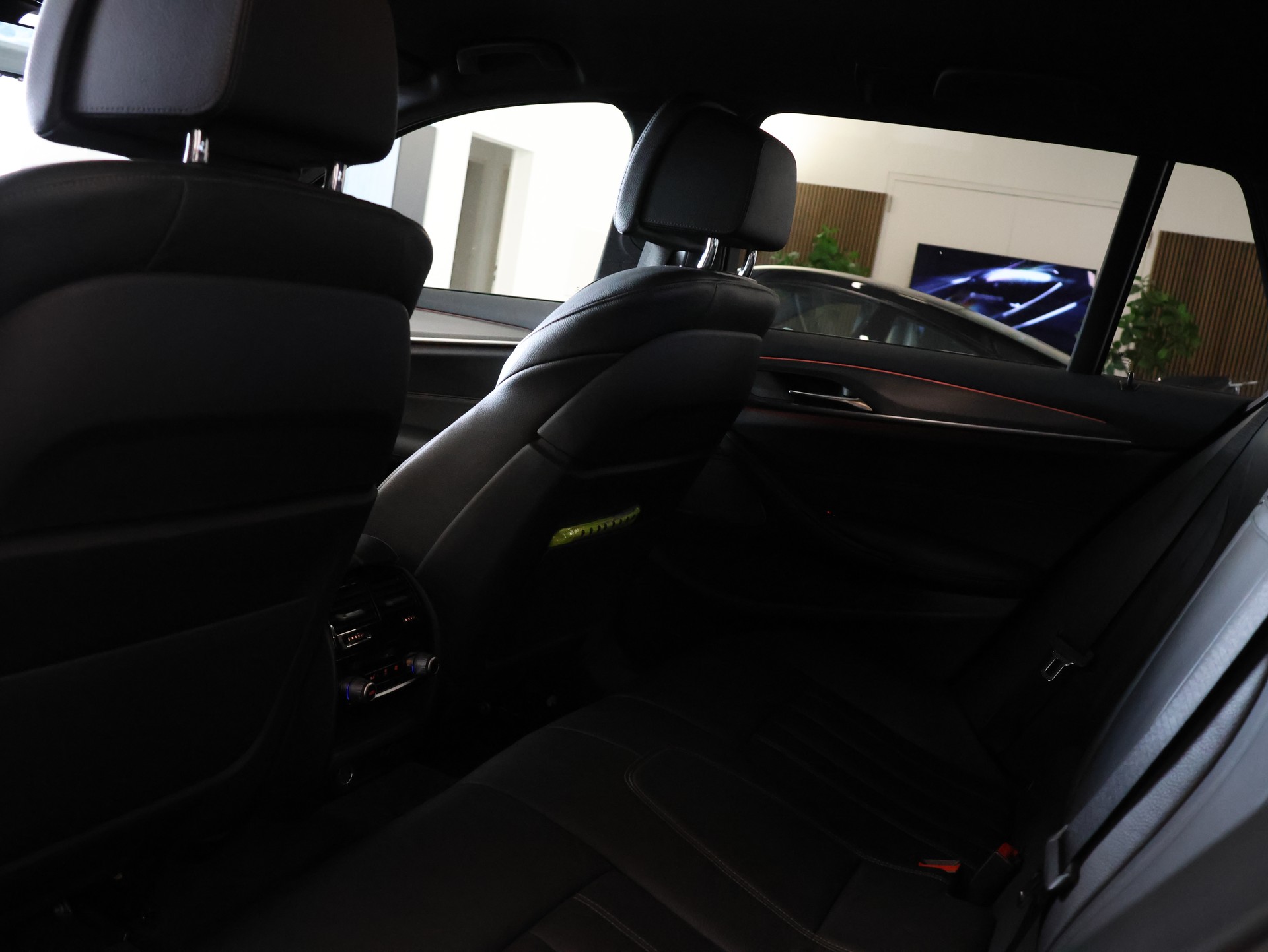 BMW M550d xDrive Touring Steptronic *ALPINWEISS-LACKIERUNG*-image-34