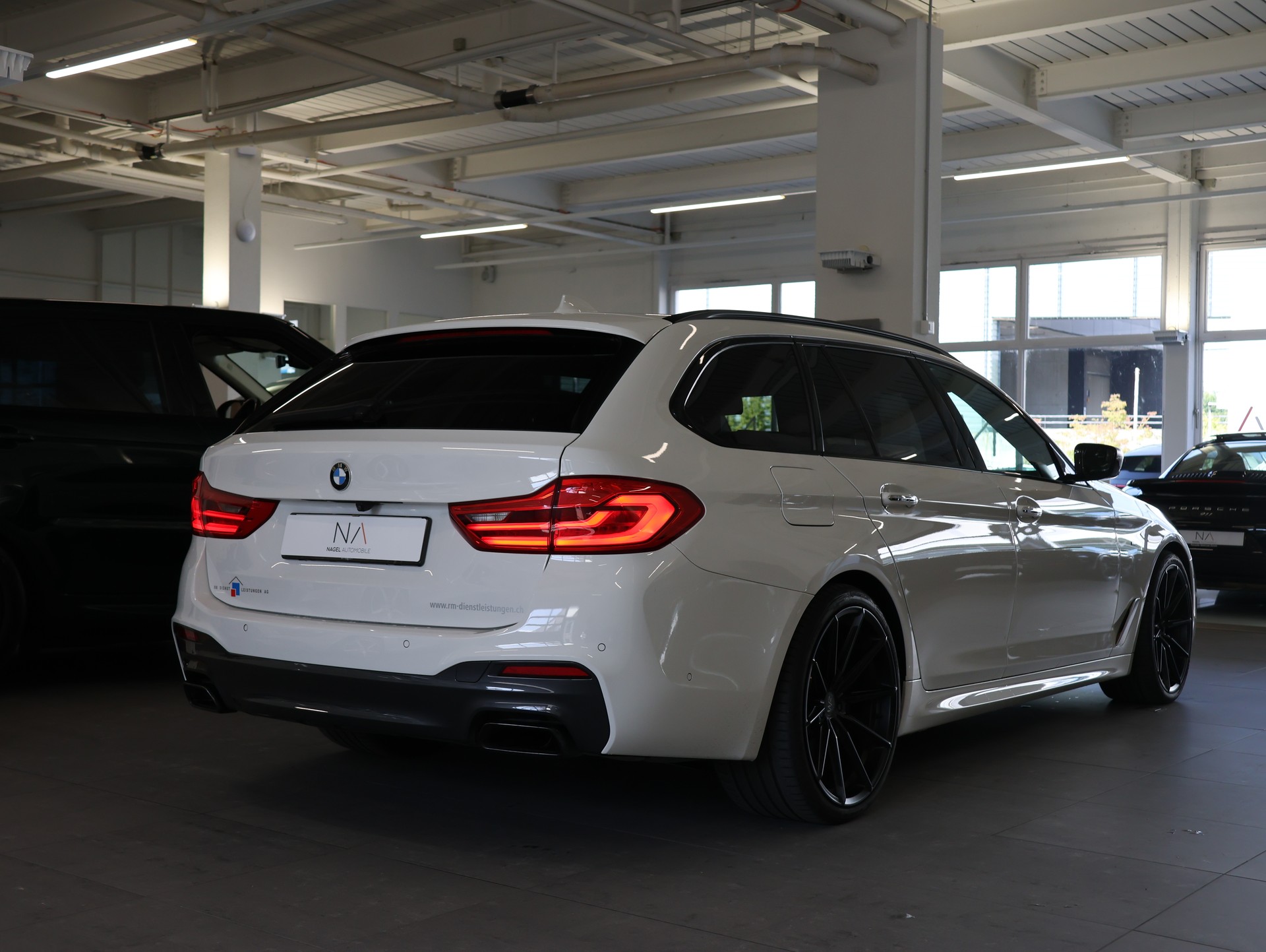 BMW M550d xDrive Touring Steptronic *ALPINWEISS-LACKIERUNG*-image-7