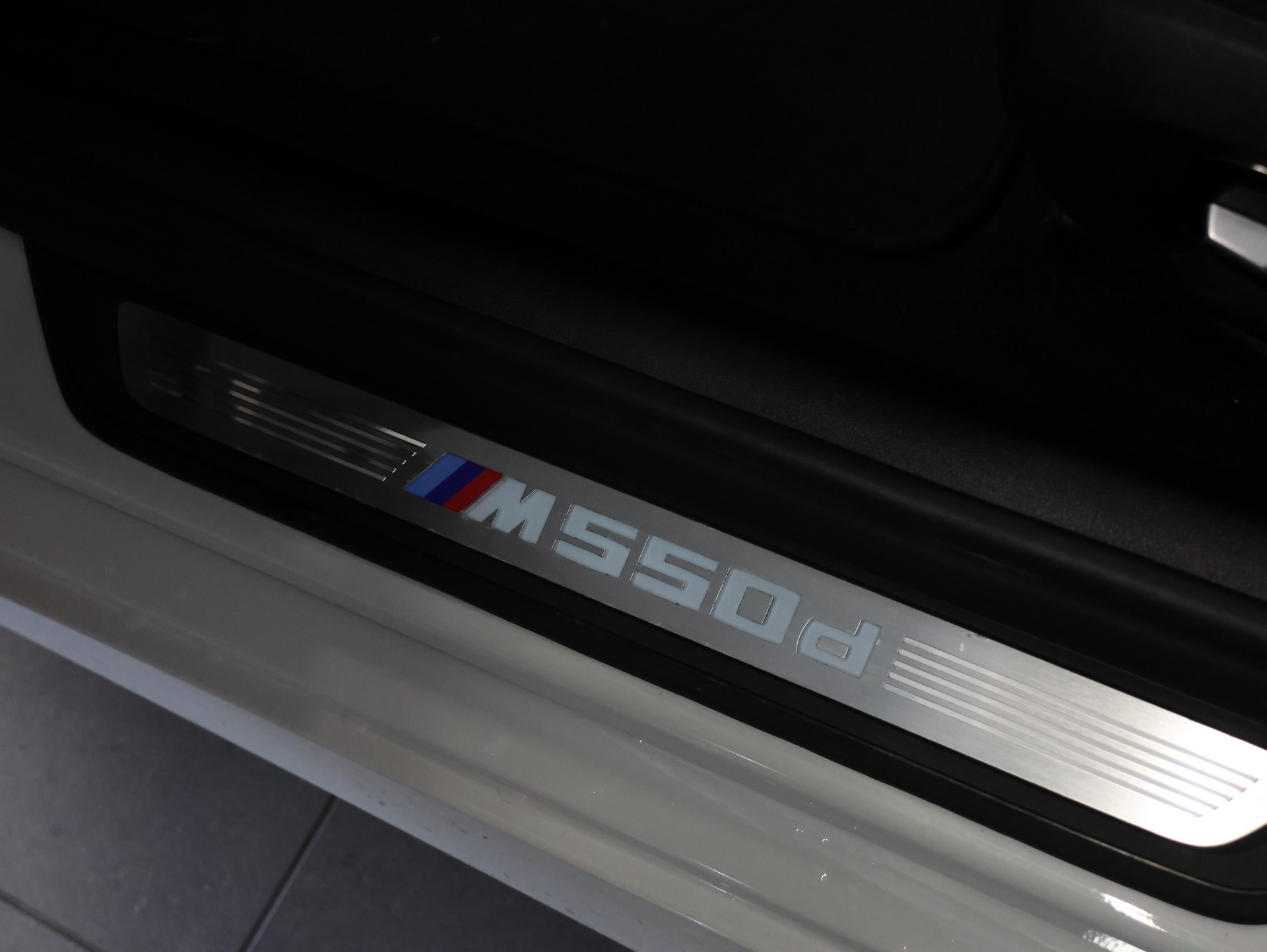 BMW M550d xDrive Touring Steptronic *ALPINWEISS-LACKIERUNG*-image-12
