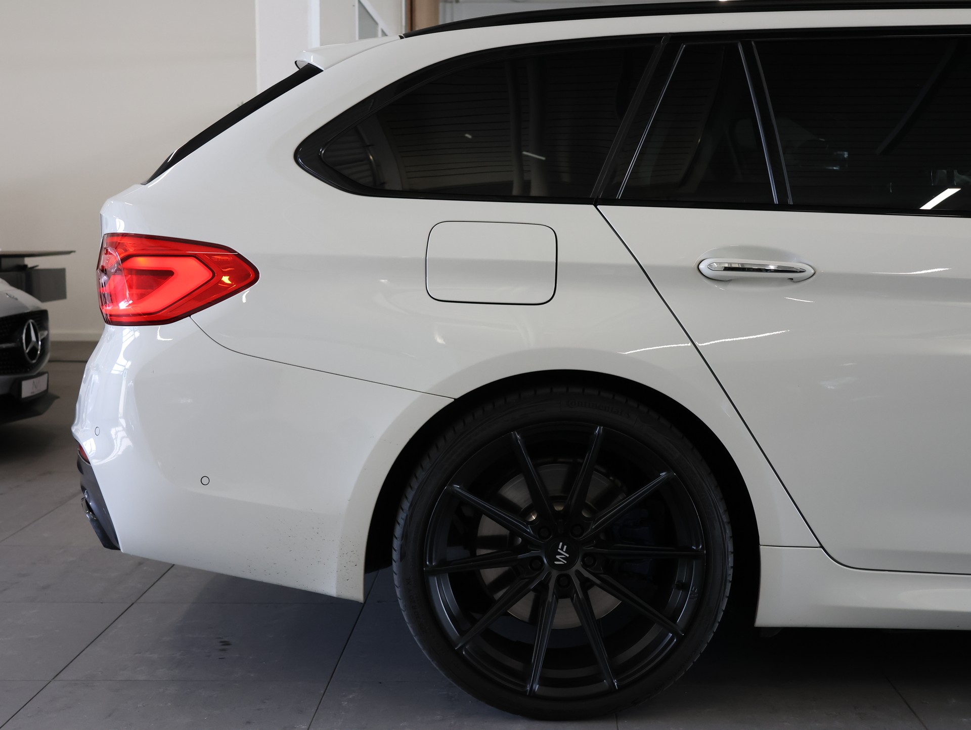 BMW M550d xDrive Touring Steptronic *ALPINWEISS-LACKIERUNG*-image-8