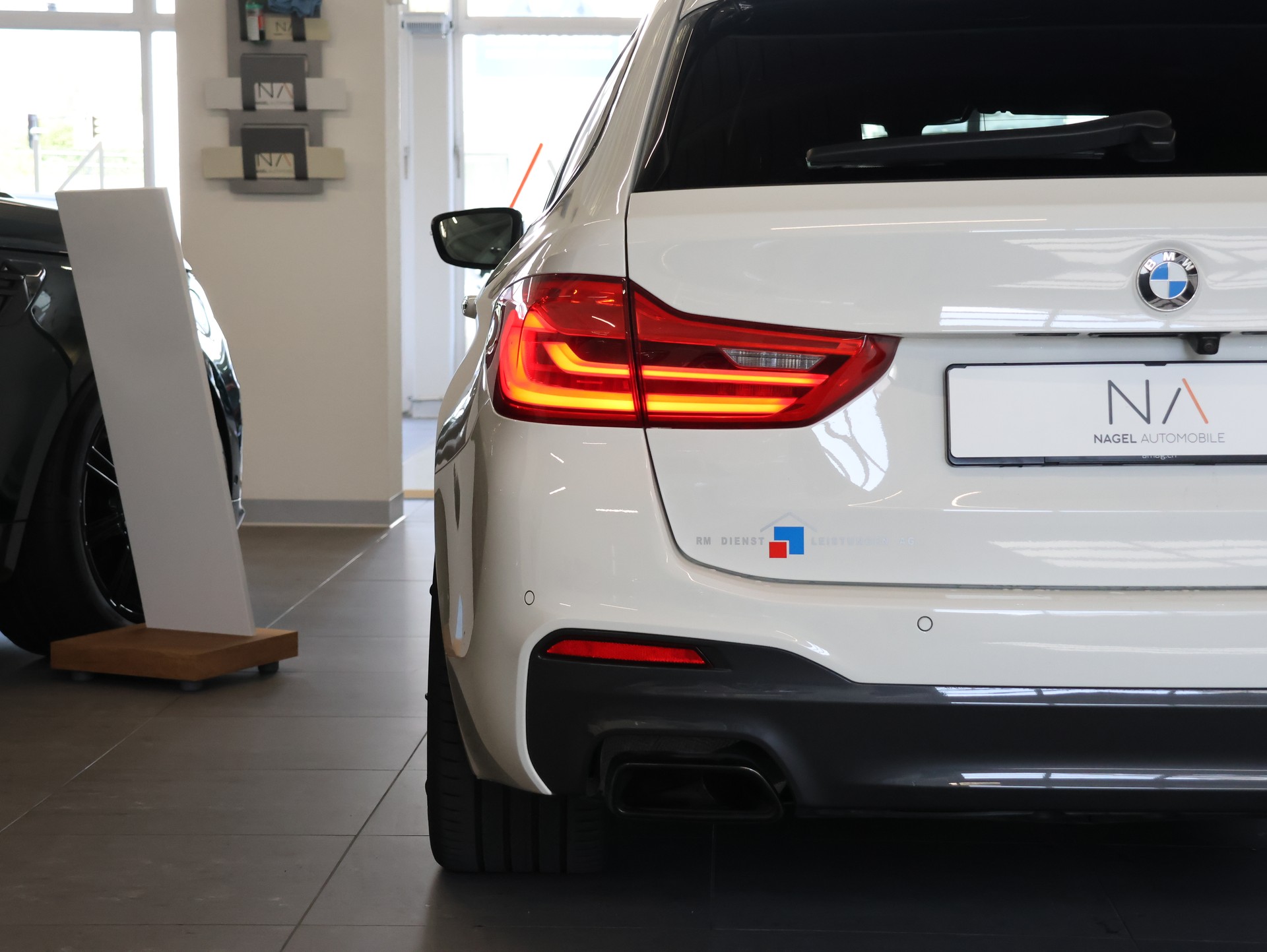 BMW M550d xDrive Touring Steptronic *ALPINWEISS-LACKIERUNG*-image-5