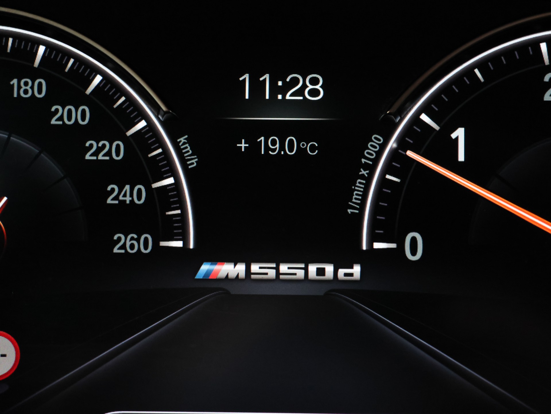 BMW M550d xDrive Touring Steptronic *ALPINWEISS-LACKIERUNG*-image-18
