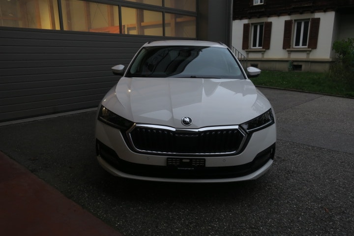 SKODA Octavia Combi 2.0 TDI DSG Ambition 4x4-image-1