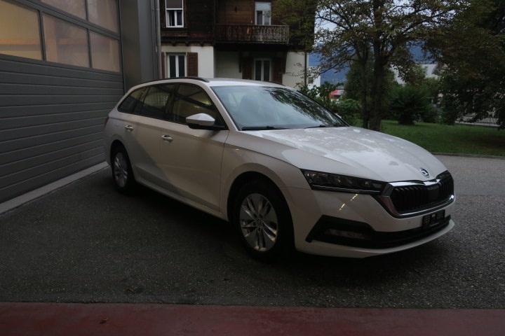 SKODA Octavia Combi 2.0 TDI DSG Ambition 4x4-image-2