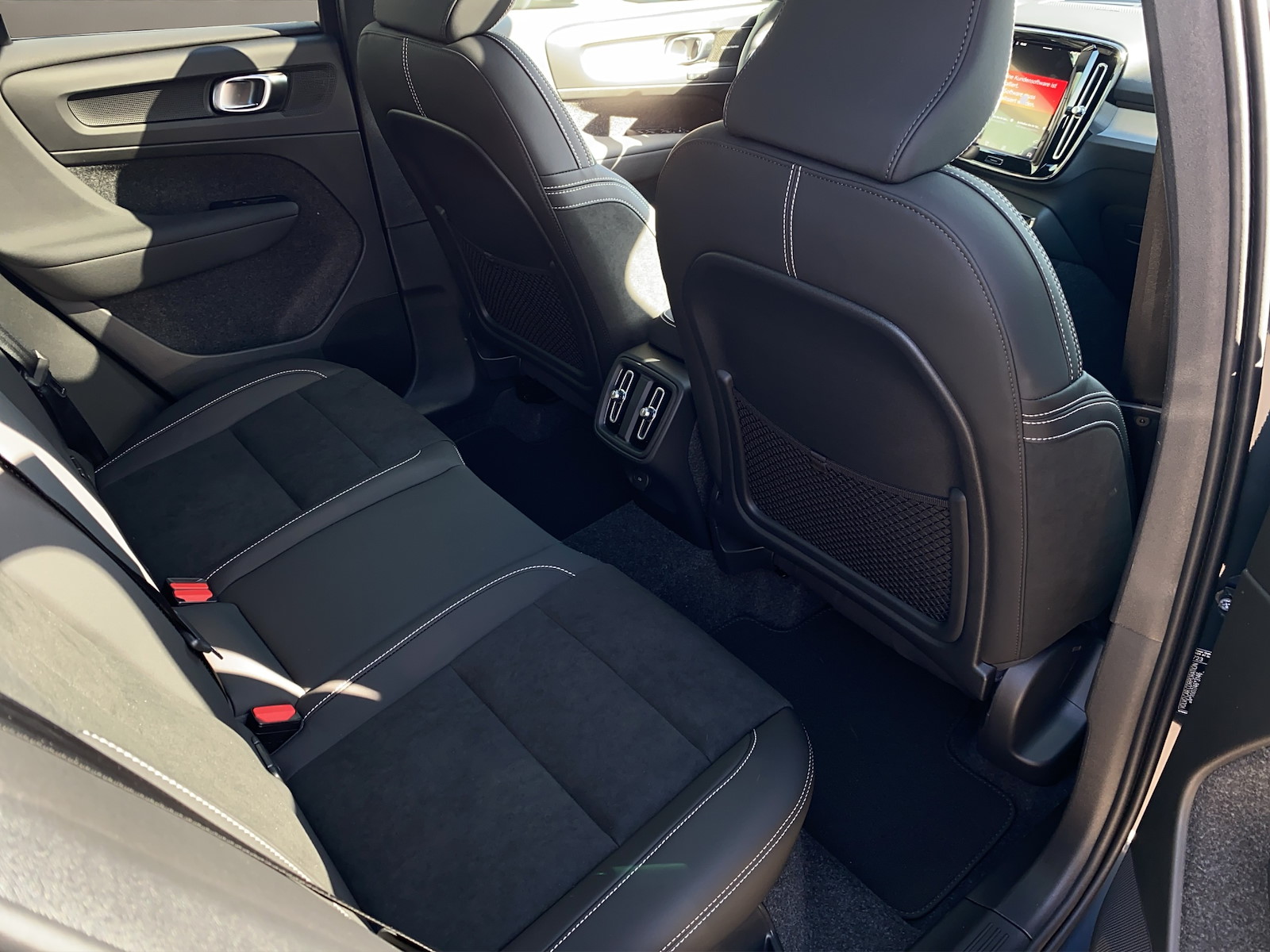 VOLVO XC40 2.0 B3 MH Plus Dark-image-11