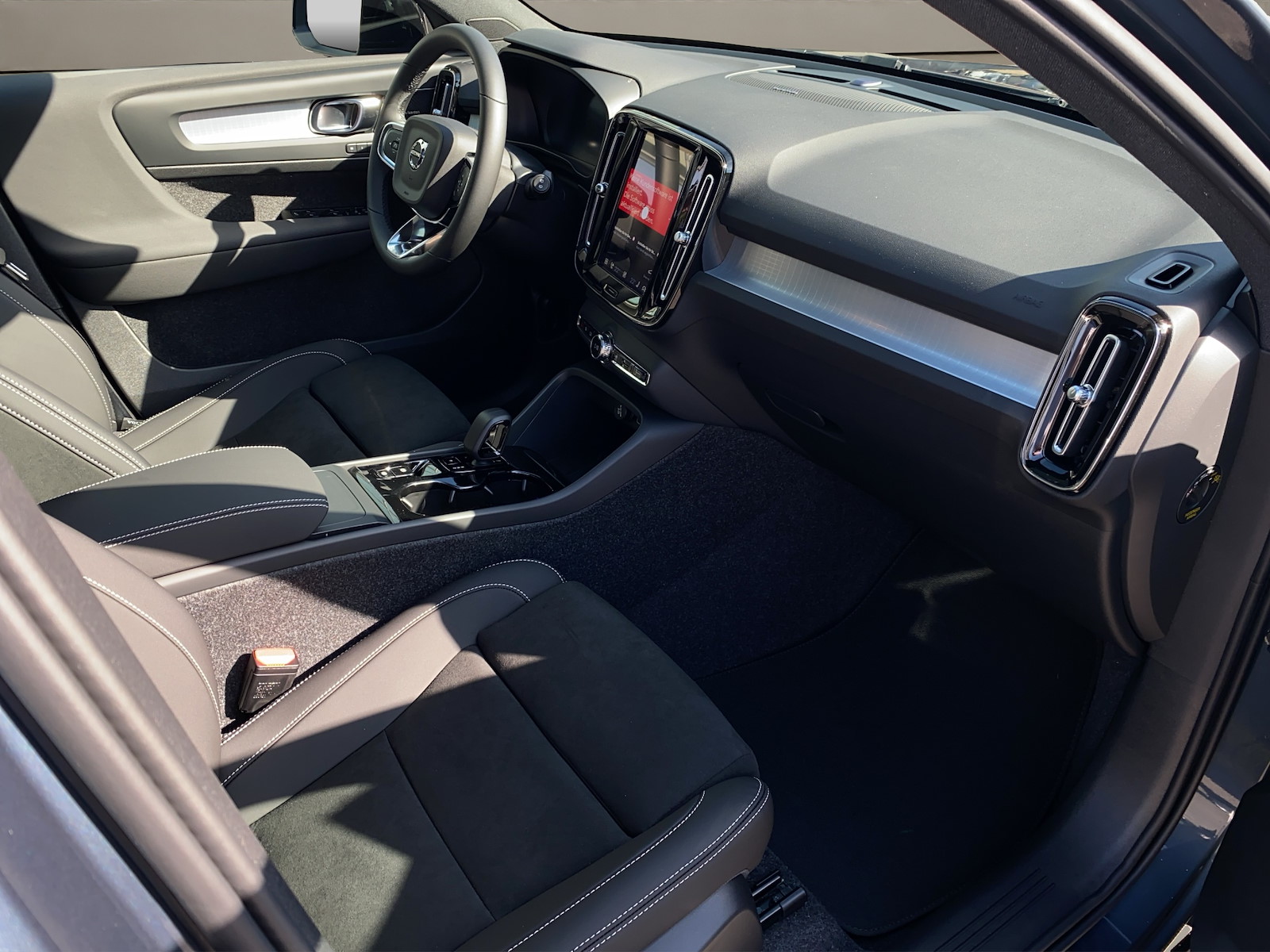 VOLVO XC40 2.0 B3 MH Plus Dark-image-10