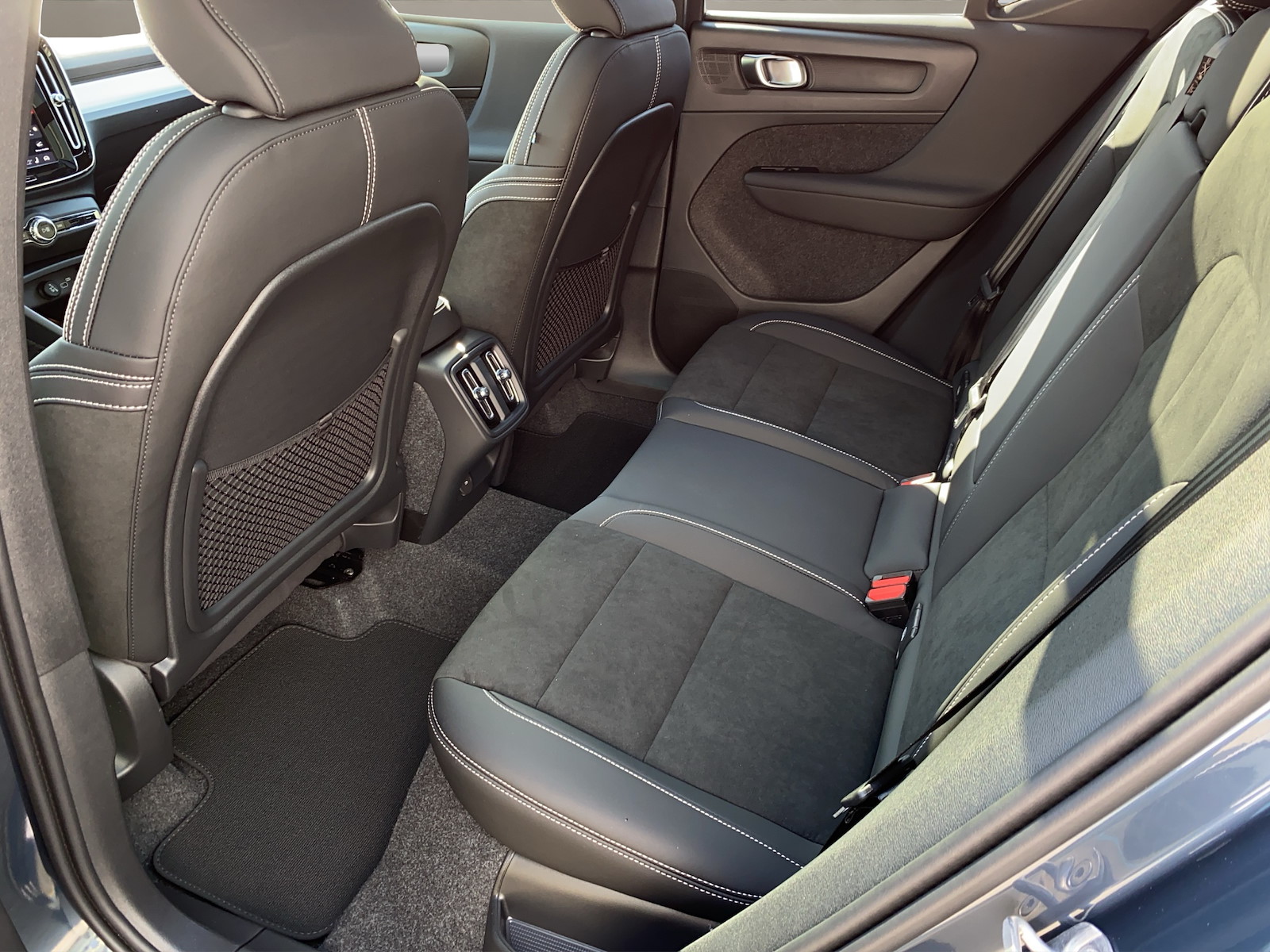 VOLVO XC40 2.0 B3 MH Plus Dark-image-9