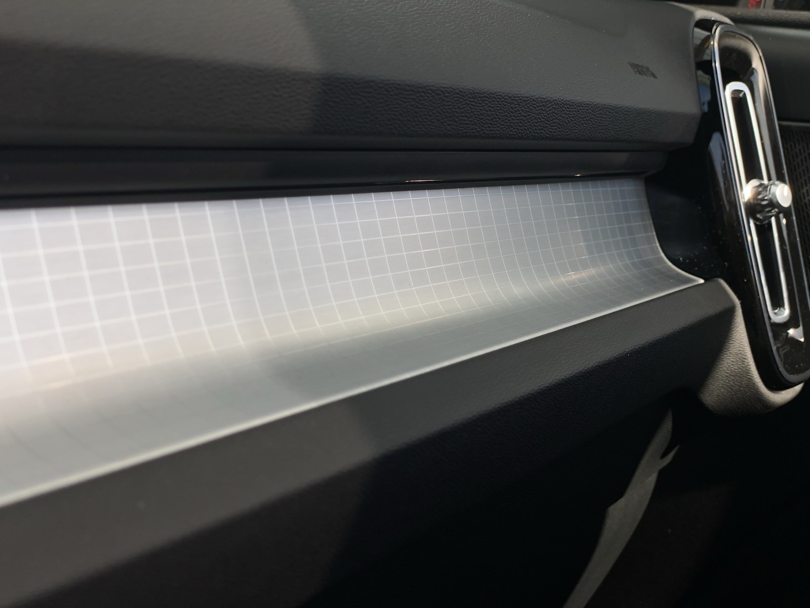 VOLVO XC40 2.0 B3 MH Plus Dark-image-15