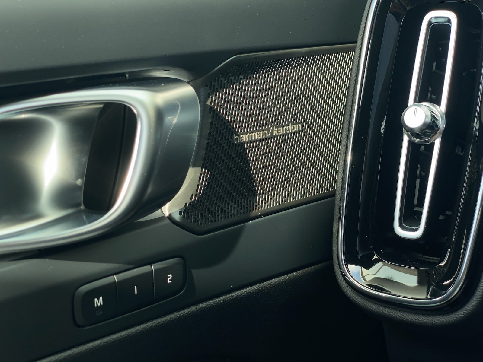VOLVO XC40 2.0 B3 MH Plus Dark-image-14