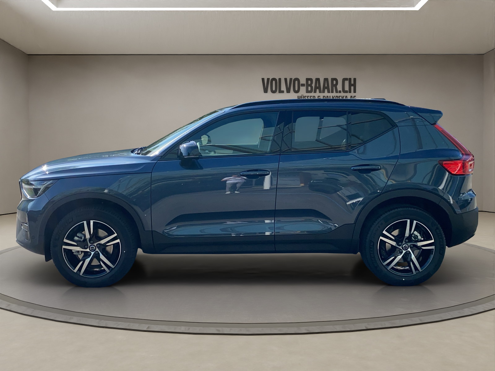 VOLVO XC40 2.0 B3 MH Plus Dark-image-1