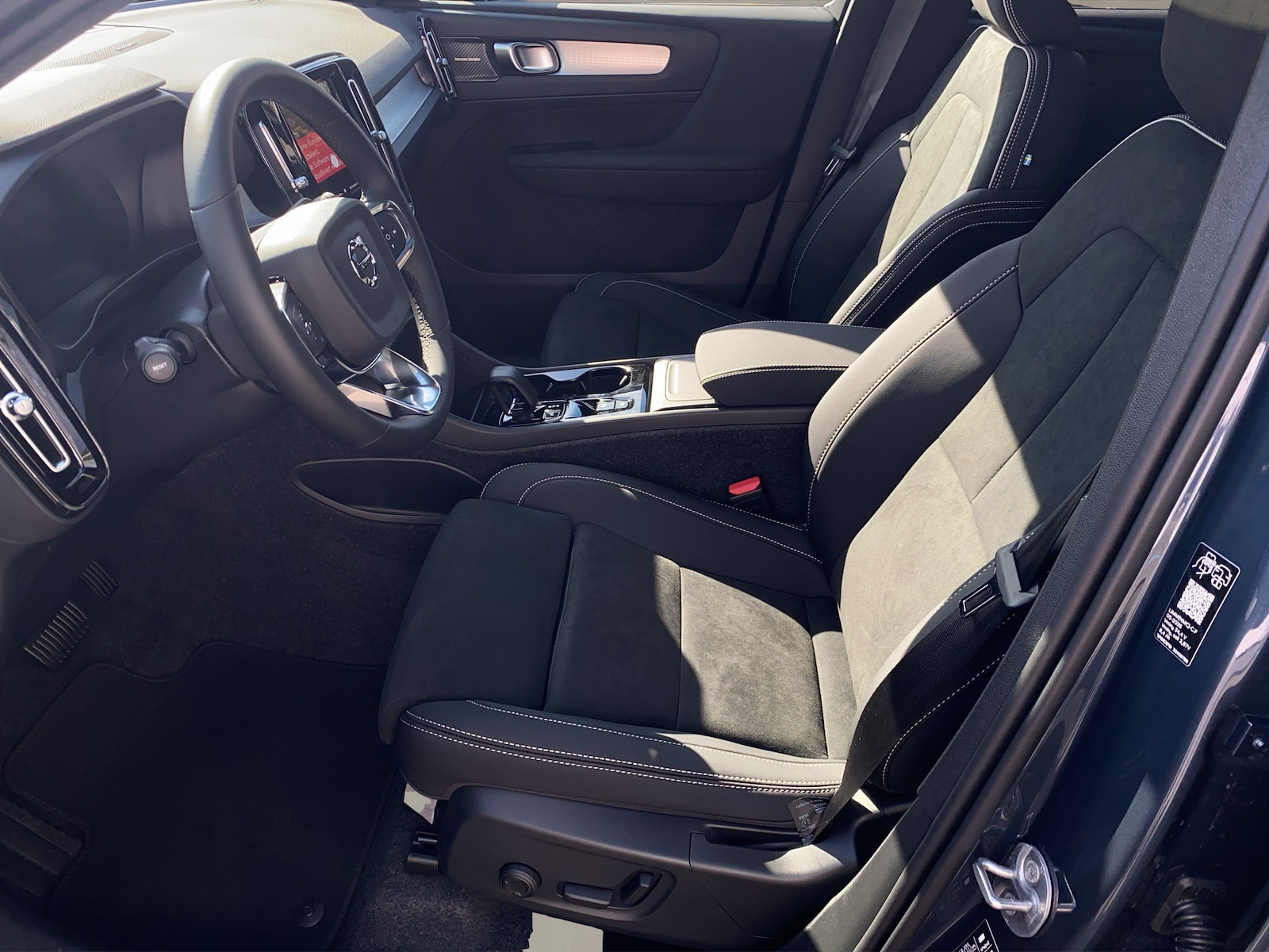 VOLVO XC40 2.0 B3 MH Plus Dark-image-8